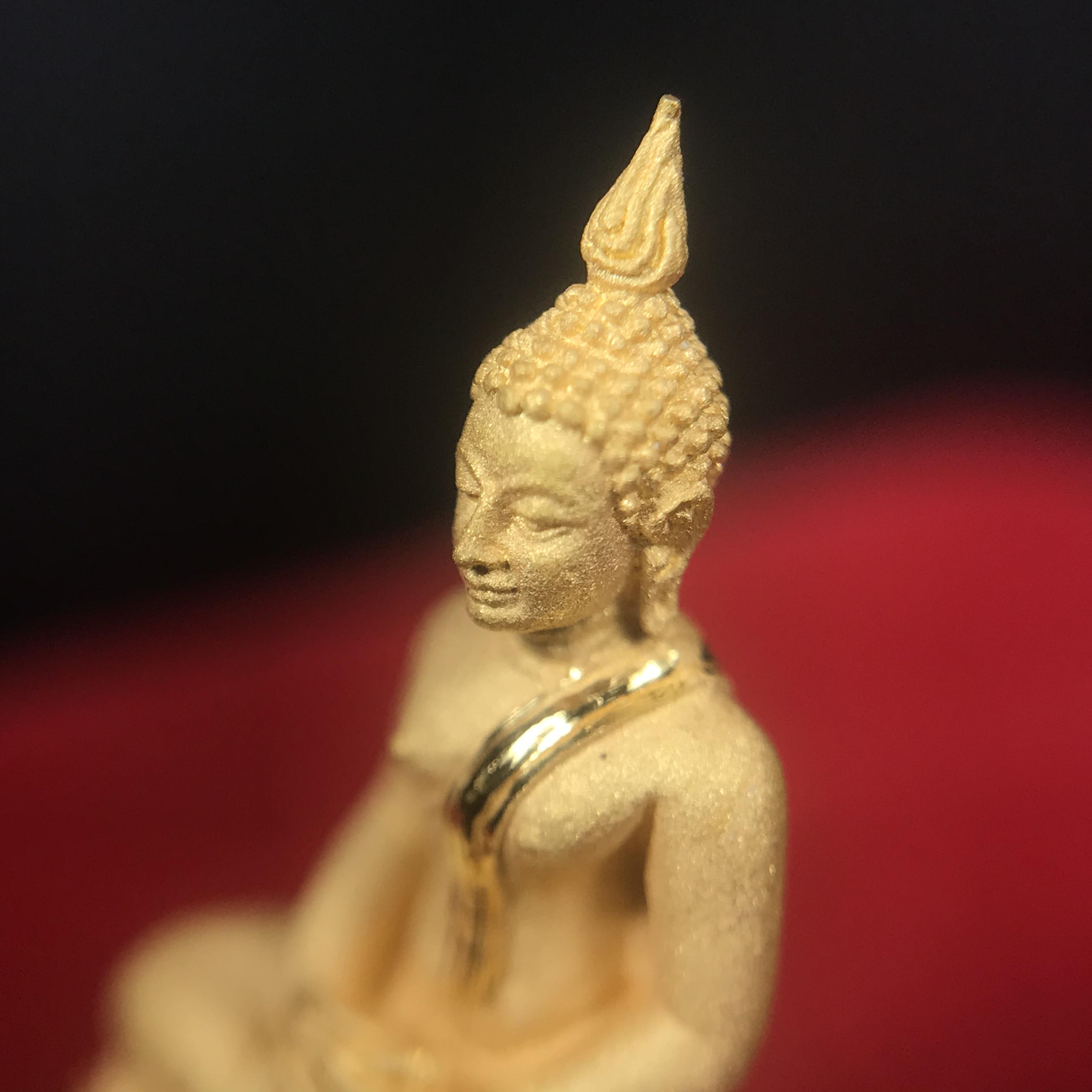 พระชัยวัฒน์พุทธสิหิงค์ ภปร. รุ่นสร้างหอพระธรรมศาสตร์ ปี2542 เนื้อทองคำ(5.9 กรัม) มหาพิธี 3วาระอันยิ่งใหญ่(1ใน5000องค์)