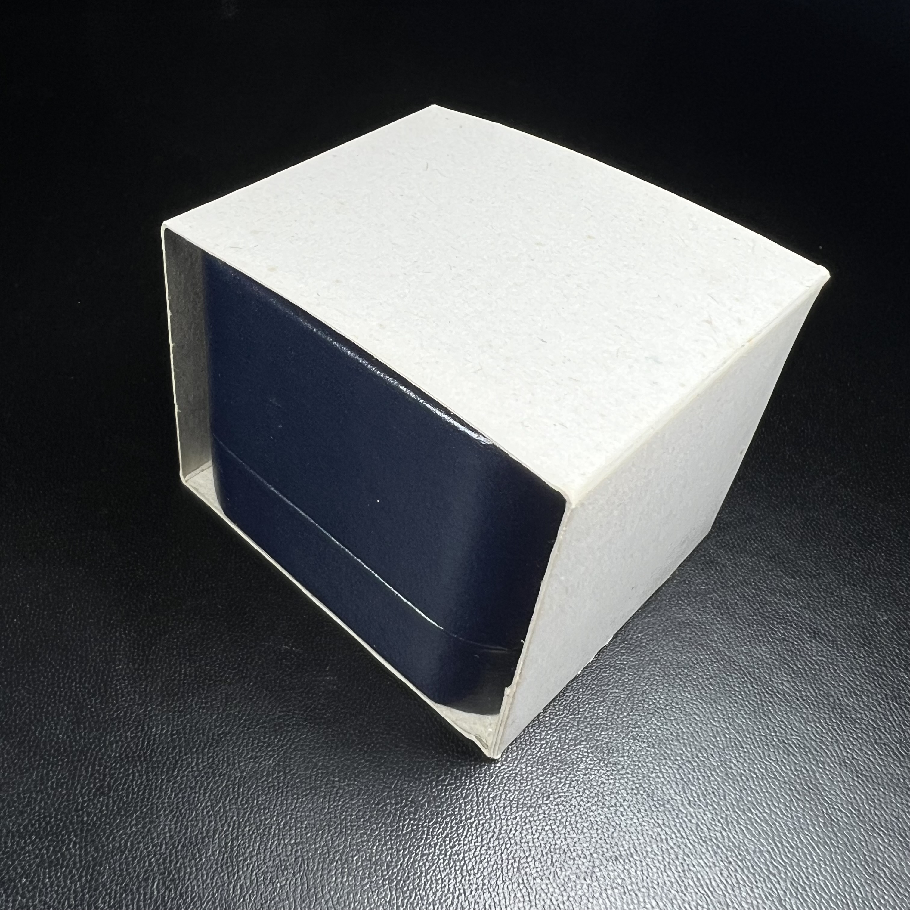 รูปหล่อลอยองค์พระโพธิสัตว์กวนอิม ทรงประทับมังกร จ.ระนอง ปี 2539 เนื้อเงิน พิมพ์ใหญ่(ผิวรุ้งไฟ)(สภาพผิวเดิมขึ้นสีรุ้งธรรมชาติสวยแบบนิยม)(เสน่ห์พระเนื้อเงินสีสันที่ธรรมชาติสรรค์สร้าง)เฉลิมฉลองในวโรกาสที่พระบาทสมเด็จพระเจ้าอยู่หัวทรงครองสิริราชสมบัติครบ50ปี