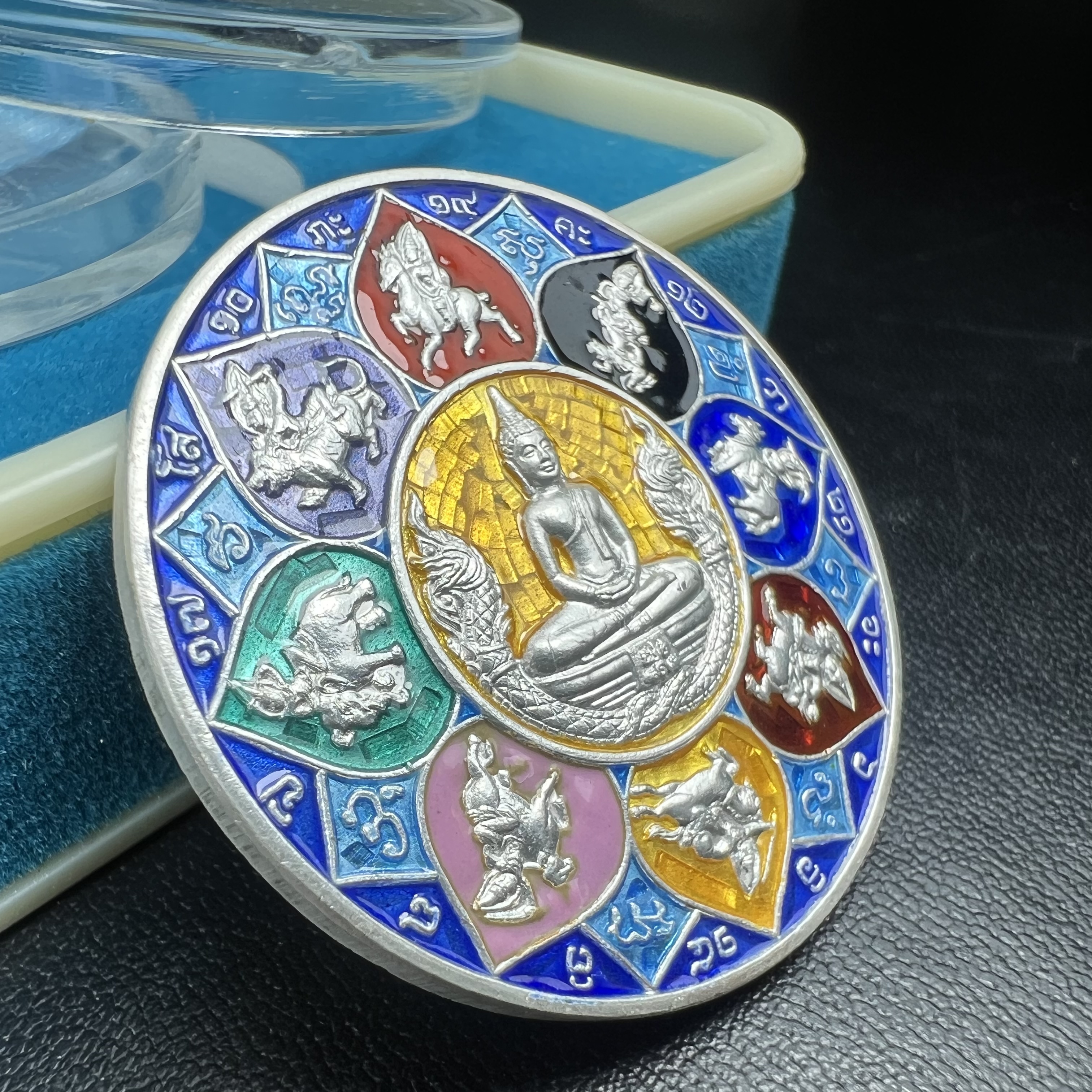 เหรียญหลวงพ่อโสธร รุ่นดวงชะตาคู่ชีวิต พิธีมหาจักรพรรดิตราธิราชครั้งยิ่งใหญ่ พิธีสวดนพเคราะห์เพื่อความเป็นสิริมงคล ปี 2547 ณ พระอุโบสถวัดโสธรวรารามวรวิหาร จ.ฉะเชิงเทรา เนื้อเงินลงยาราชาวดี ขนาด 3.2 ซม.พร้อมกล่องบรรจุเดิมสภาพสวยครบสมบูรณ์