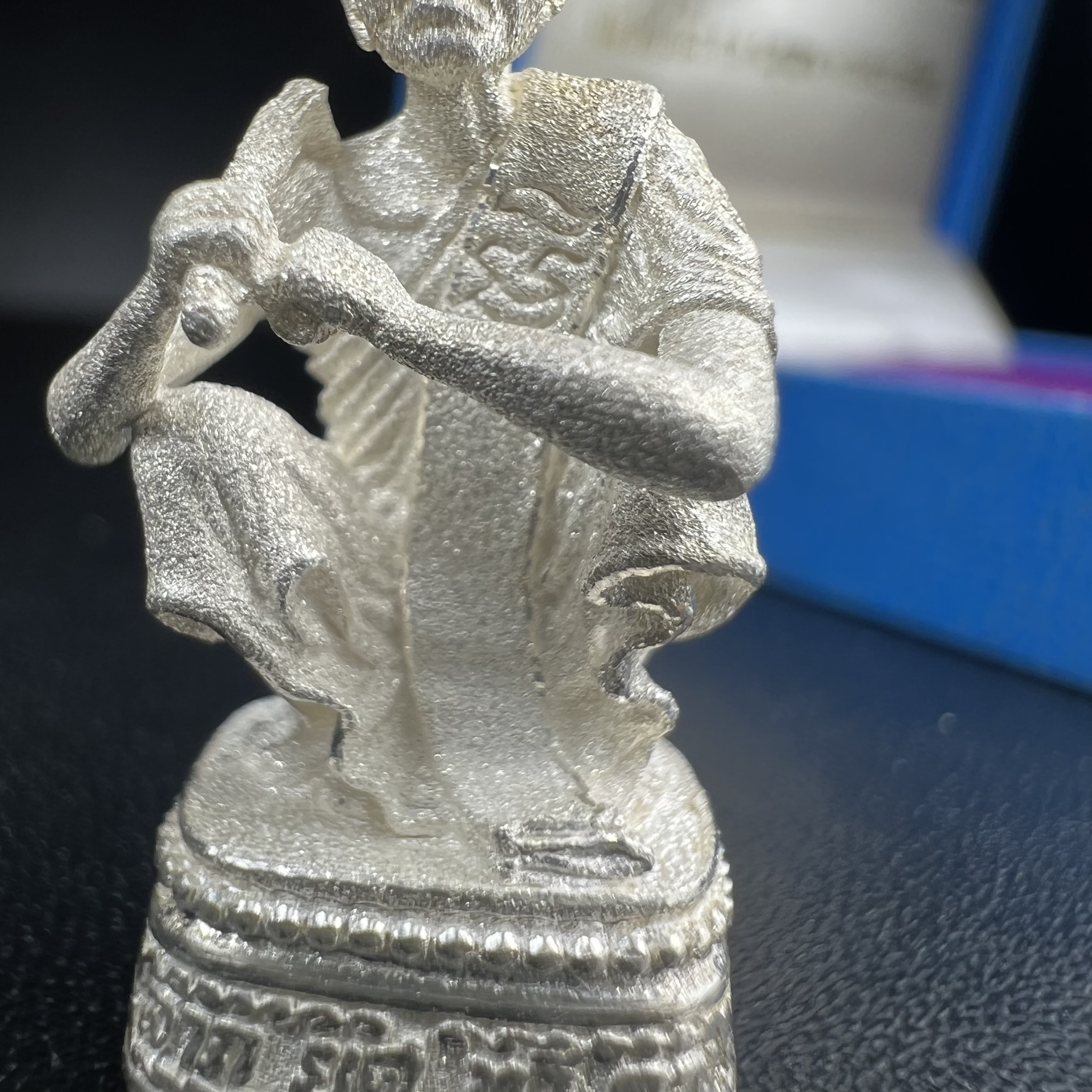 รูปหล่อหลวงพ่อคูณ รุ่นลาภ ยศ ทวีคูณ ปี2538 เนื้อเงินพ่นทรายประกายเพชร พร้อมกล่องบรรจุเดิมครบ(สภาพสวยเดิม นิยม)