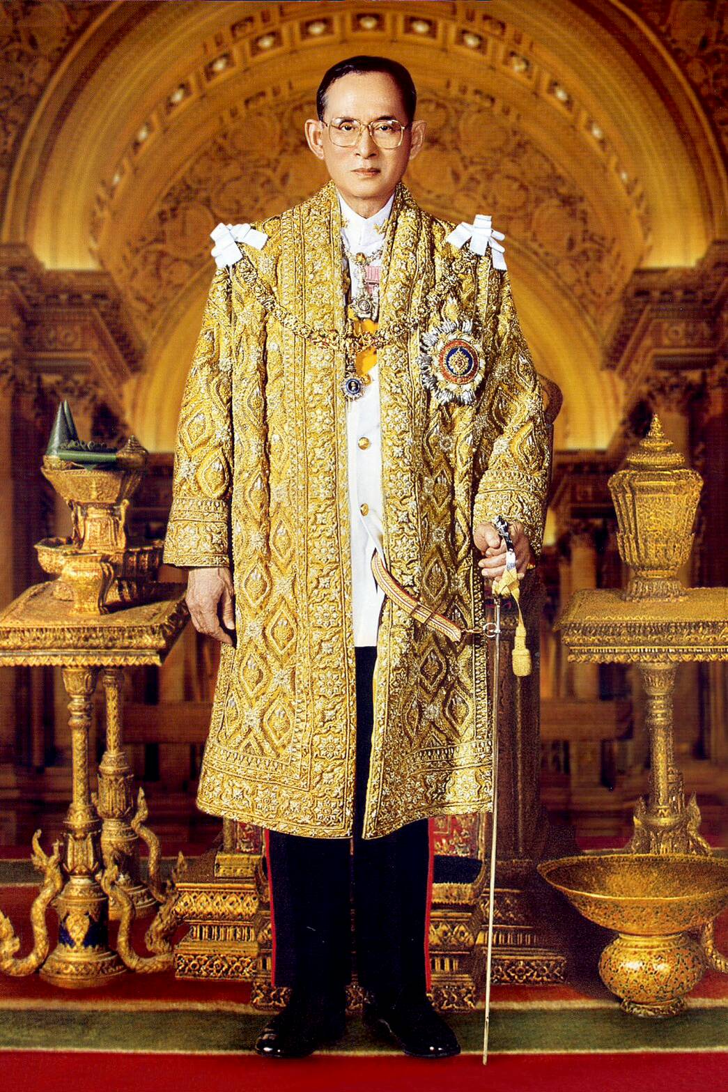 ครอสติสคริสตัล ในหลวงรัชกาลที่ ๙ ครองราชย์ 60 ปี ขนาดใหญ่ 50X70 ซม