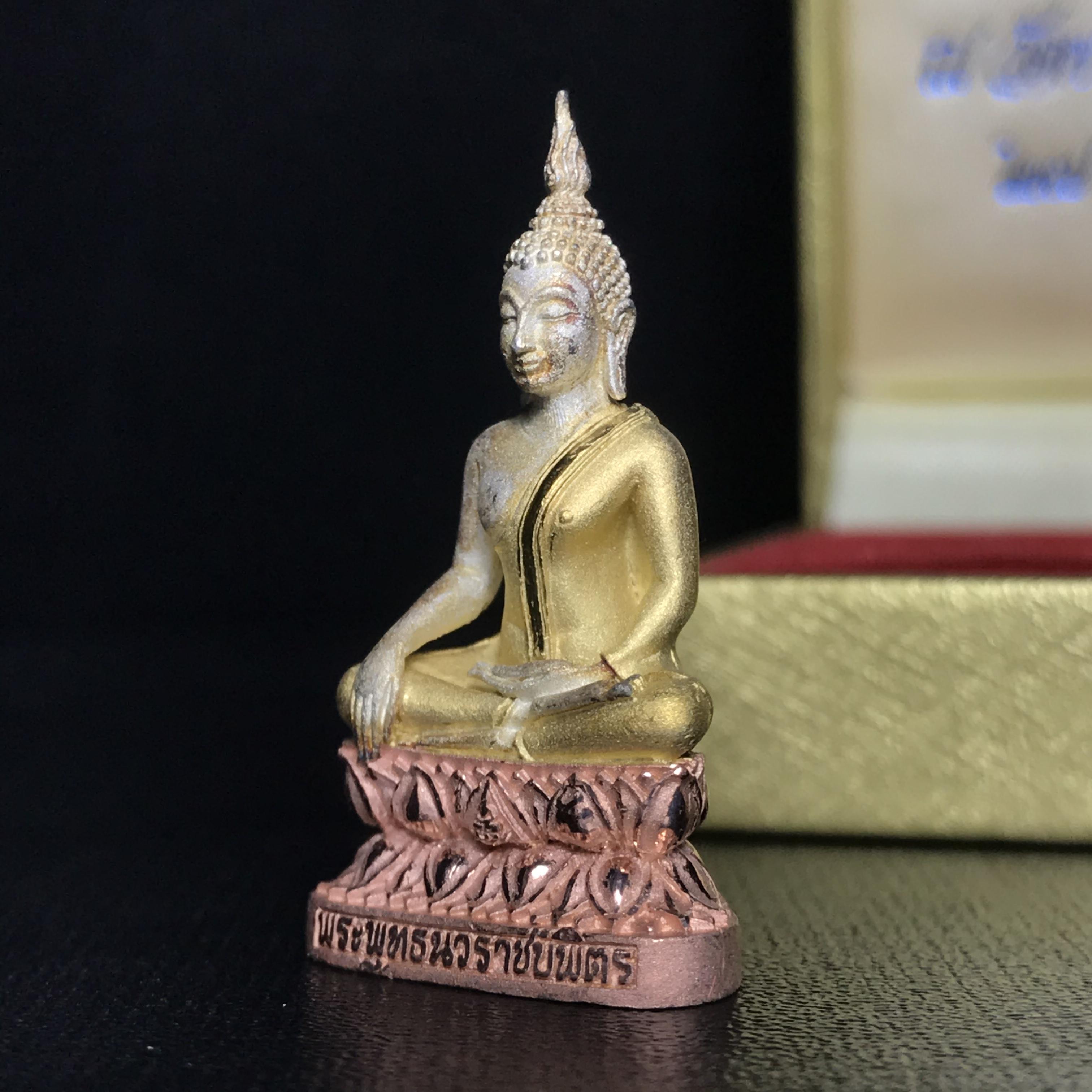 พระกริ่งพระพุทธนวราชบพิตร ครองสิริราชสมบัติครบ 50 ปี พ.ศ.2540 เนื้อเงินสามกษัตริย์ พร้อมกล่องบรรจุเดิม(1ใน9500องค์)