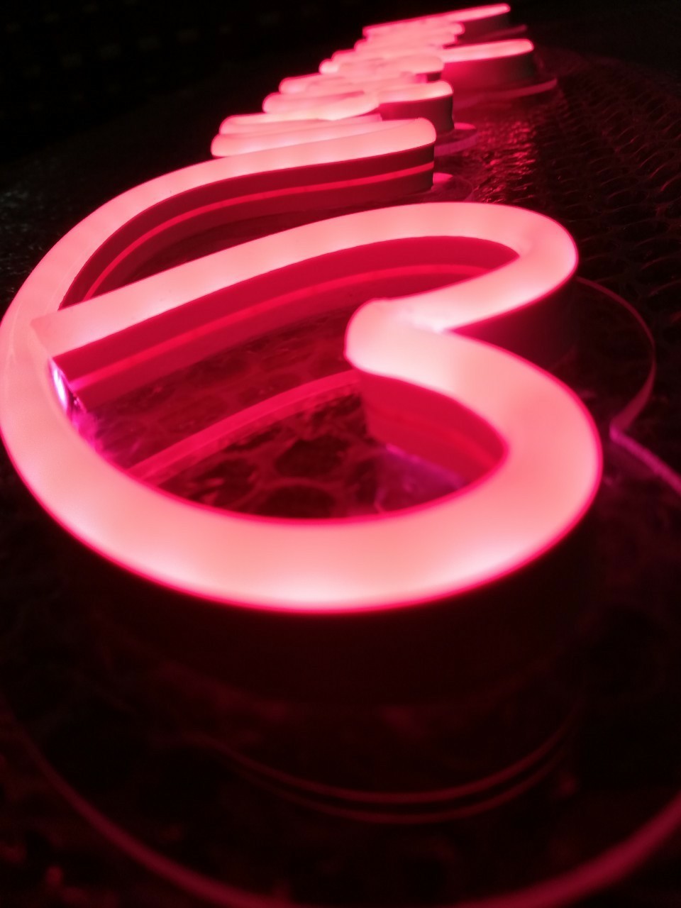 ป้ายไฟนีออน LED อะคริลิคใสรองหลัง