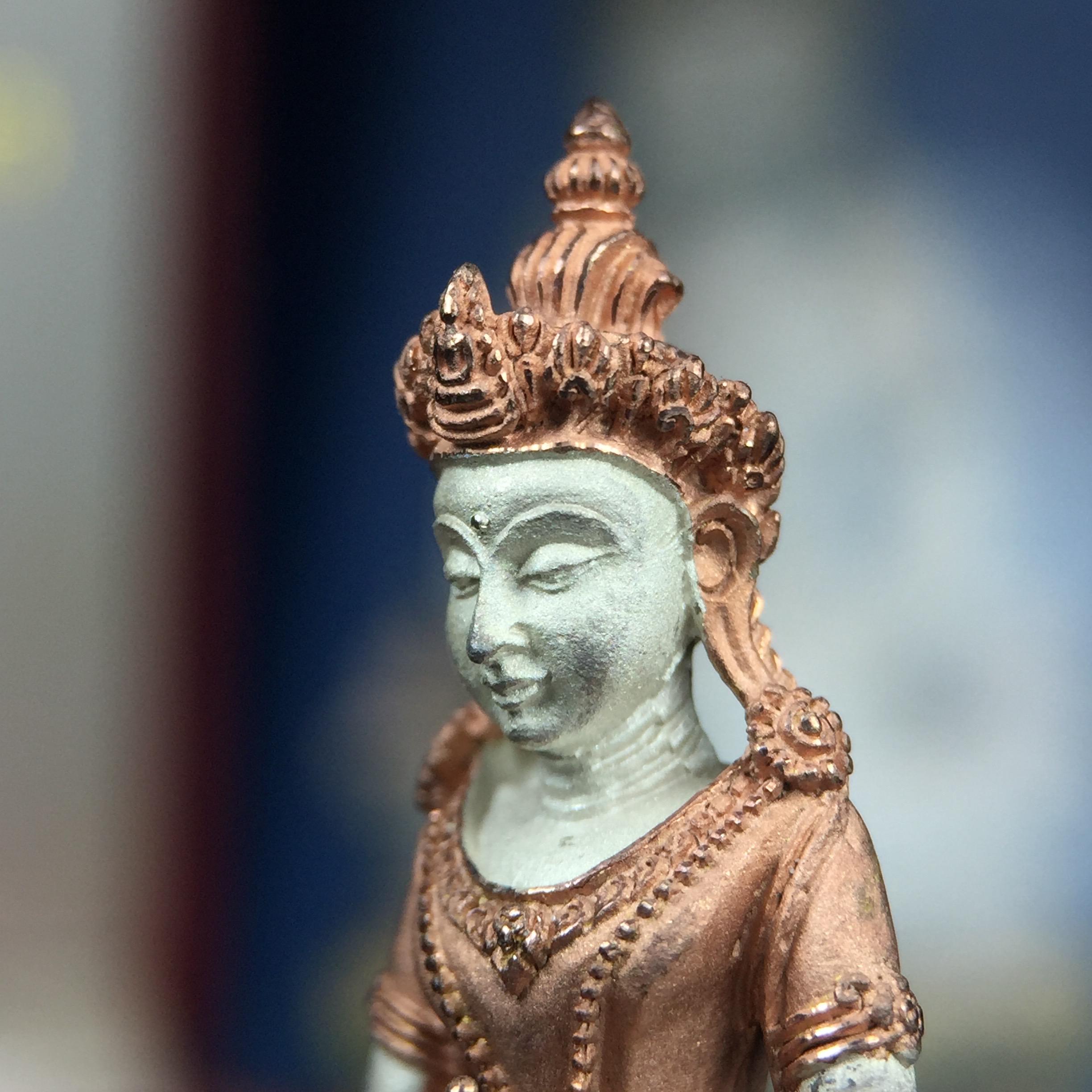 พระกริ่งอวโลกิเตศวร ( เจ้าแม่กวนอิม ) วัดโพธิ์แมนคุณาราม เนื้อเงิน 3 กษัตริย์ พ่นทราย รุ่นอุดมโภคทรัพย์ พ.ศ.2539(ผิวสวยเดิมพร้อมกล่องบรรจุการ์ดใบรับรองเดิมครบ) (อีกหนึ่งรุ่นยอดนิยม พุทธศิลป์สวยงดงาม)