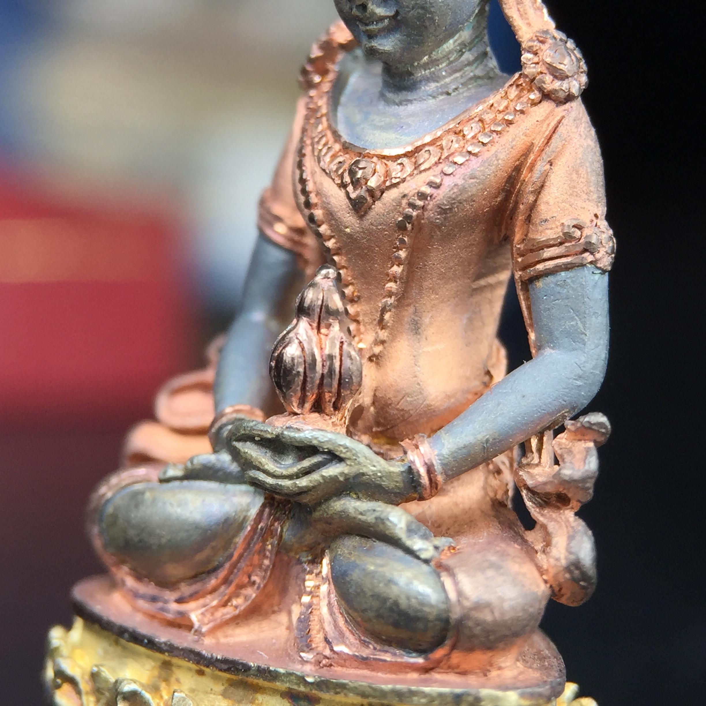 พระกริ่งอวโลกิเตศวร ( เจ้าแม่กวนอิม ) วัดโพธิ์แมนคุณาราม รุ่นอุดมโภคทรัพย์ พ.ศ.2539 เนื้อเงิน 3 กษัตริย์ พ่นทราย(ผิวเดิม ขึ้นสีรุ้งธรรมชาติ แบบนิยม เสน่ห์ของพระเนื้อเงิน) (พร้อมกล่องบรรจุการ์ดใบรับรองเดิมครบ) (อีกหนึ่งรุ่นยอดนิยม พุทธศิลป์สวยงดงาม)