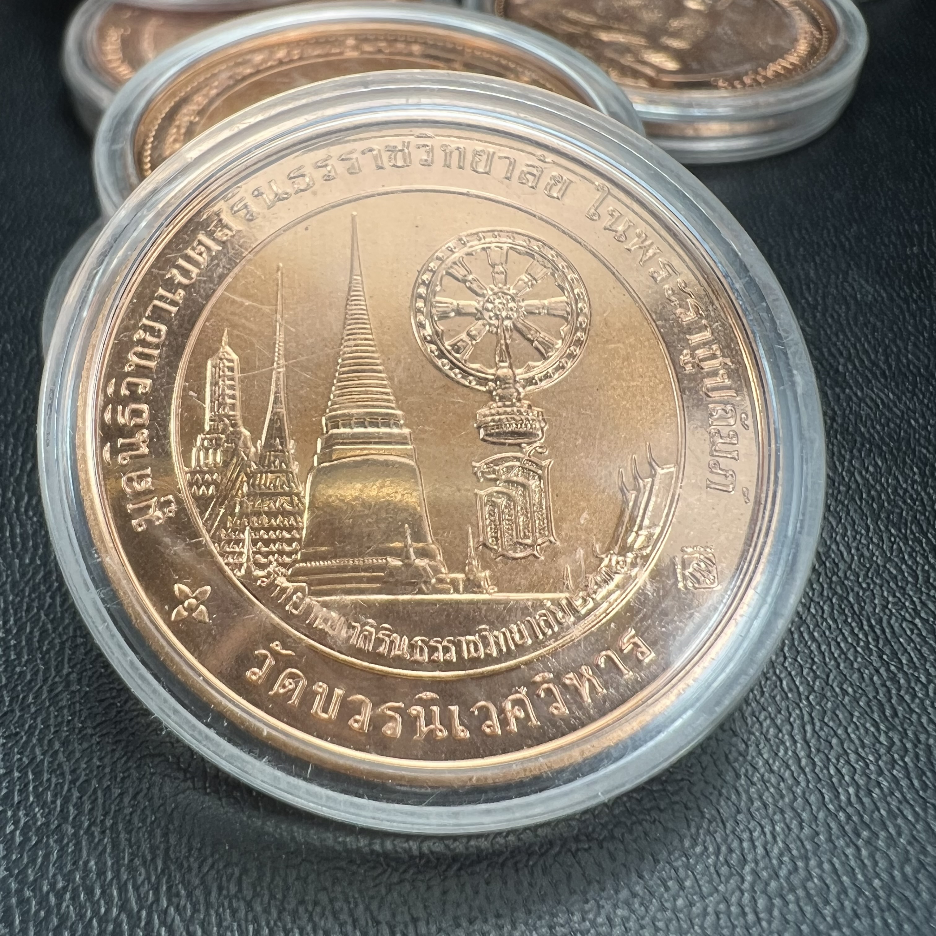 เหรียญพระแก้วมรกต ทรงเครื่องฤดูหนาว หลัง สธ.รุ่นเฉลิมพระเกียรติ ออกโดยมูลนิธิวิทยาเขตสิรินธรราชวิทยาลัย ในพระบรมราชูปถัมภ์ วัดบวรนิเวศวิหาร ปี 2538 เนื้อทองแดงบริสุทธิ์ 99.50% ขัดเงาสามมิติ ขนาด 3.2 ซม.ผลิตโดยโรงกษาปณ์ POB JOY MINT LTD.UK ประเทศอังกฤษ(เหร