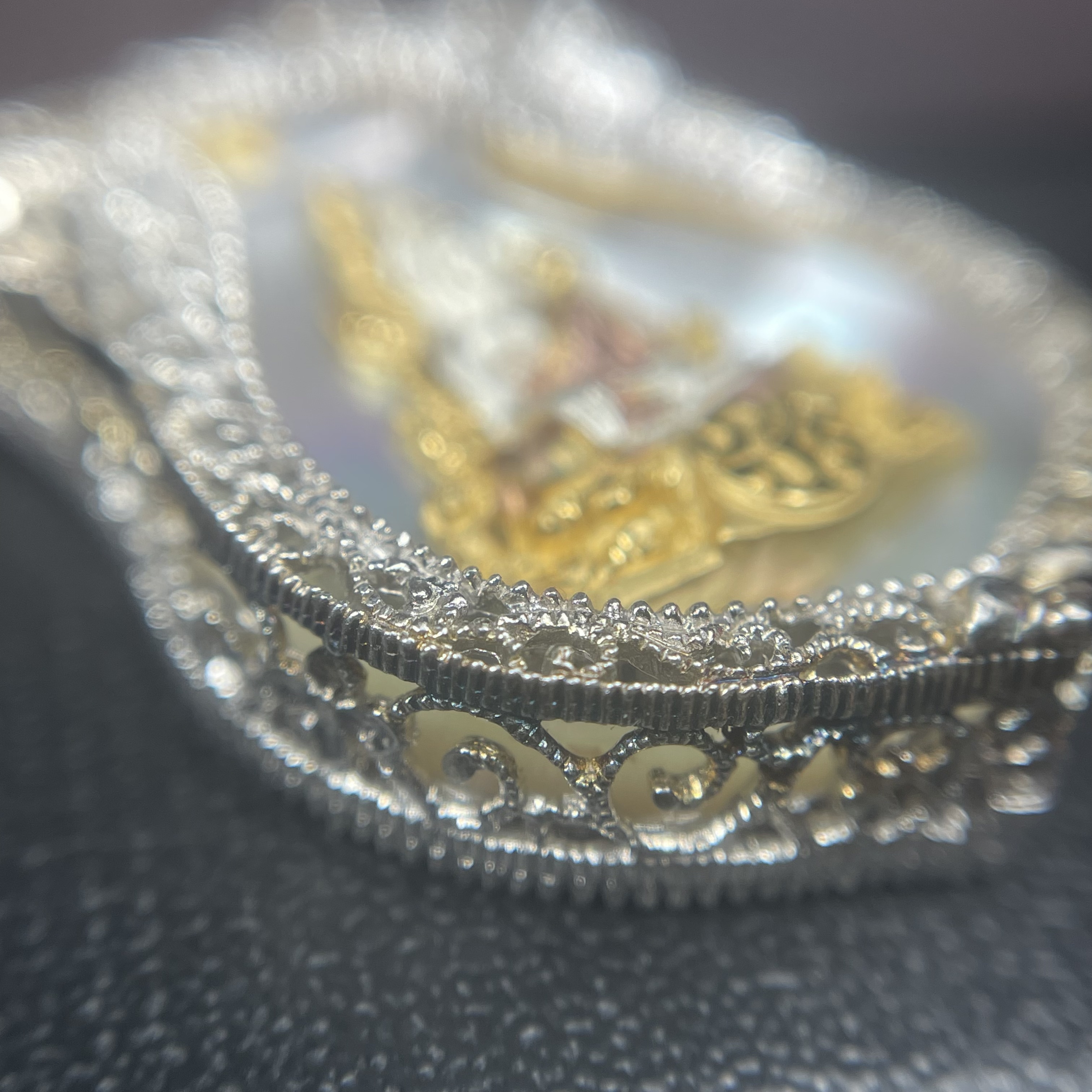 พระพุทธชินราช ภปร. โครงการ "เพราะแผ่นดินนี้ คือ แผ่นดินเกิด" ปี2548(รุ่นแรก) เหรียญทรงเสมา ขนาด 21 x 29 มม.เนื้อเงินสามกษัตริย์ องค์พระชุบสามกษัตริย์ ล้อมด้วยกรอบเงินชุบทองคำขาวสลักเสลาเป็นลวดลายละเอียดอ่อน ส่วนพื้นองค์พระเป็นเปลือกหอยมุขงดงาม