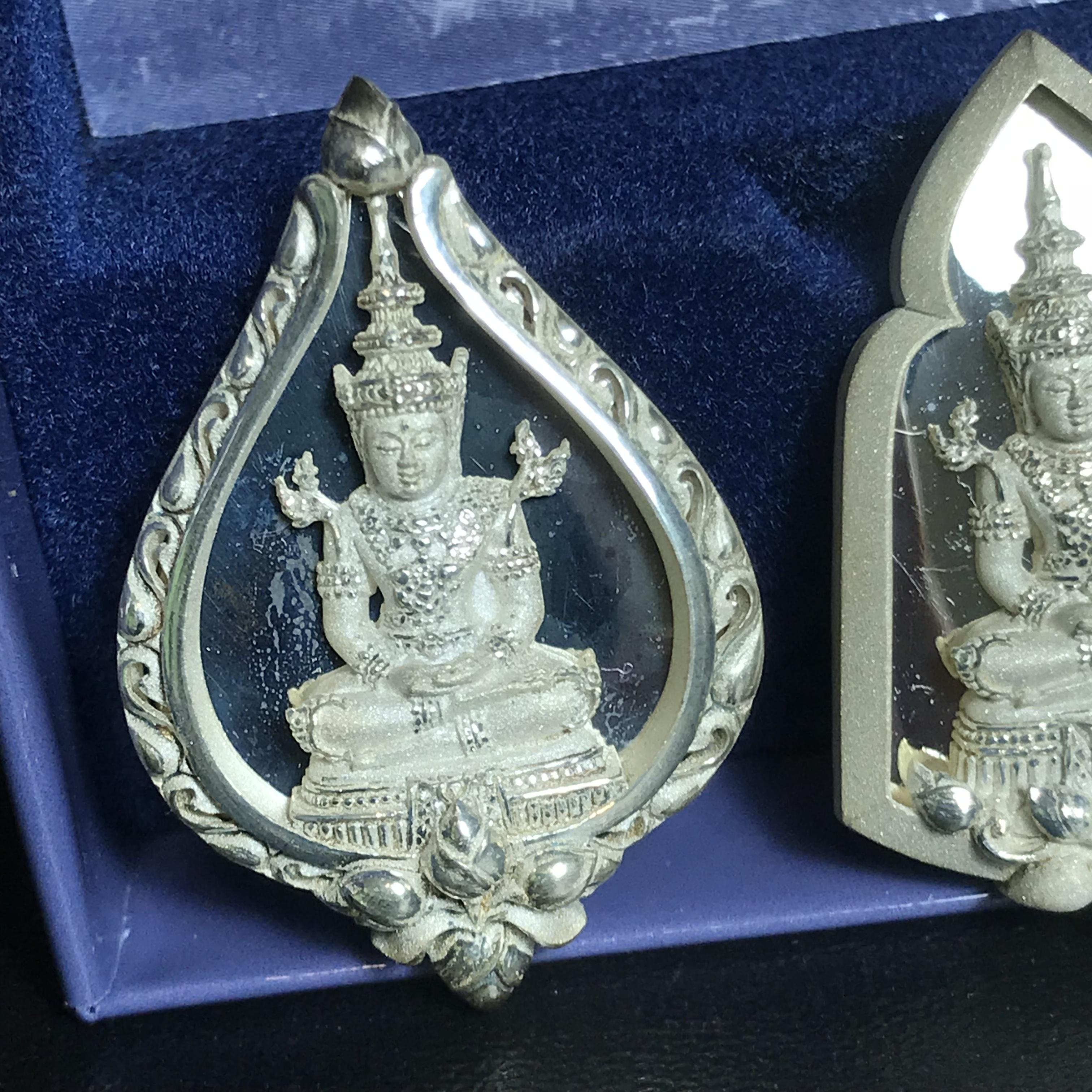 พระแก้วมรกต ภปร. ปี2547 จัดสร้างโดย รพ.ภูมิพลฯ เนื้อเงิน เหรียญทรงดอกบัว+เหรียญทรงซุ้ม+เหรียญทรงกลมรี(ครบ3พิมพ์ชุดเหรียญเนื้อเงิน)(1ใน3000องค์)