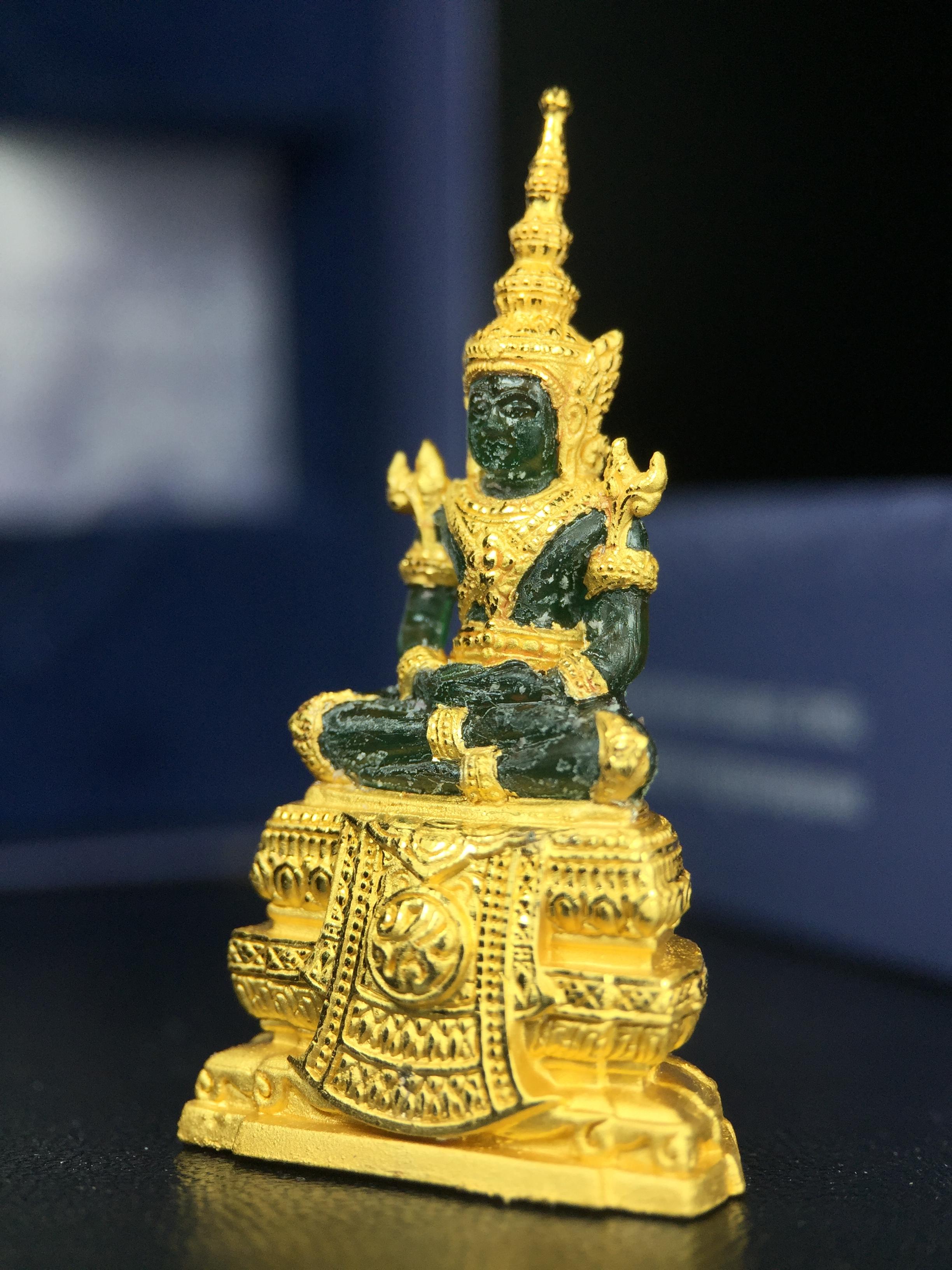 พระแก้วมรกต ภปร. จัดสร้างโดย รพ.ภูมิพลฯ ปี2547 ลอยองค์ขนาดหน้าตัก 1/2 นิ้ว เนื้อเรซิ่นหุ้มทองคำ99.99 งดงามทรงคุณค่าอีกหนึ่งรุ่นยอดนิยม หายาก