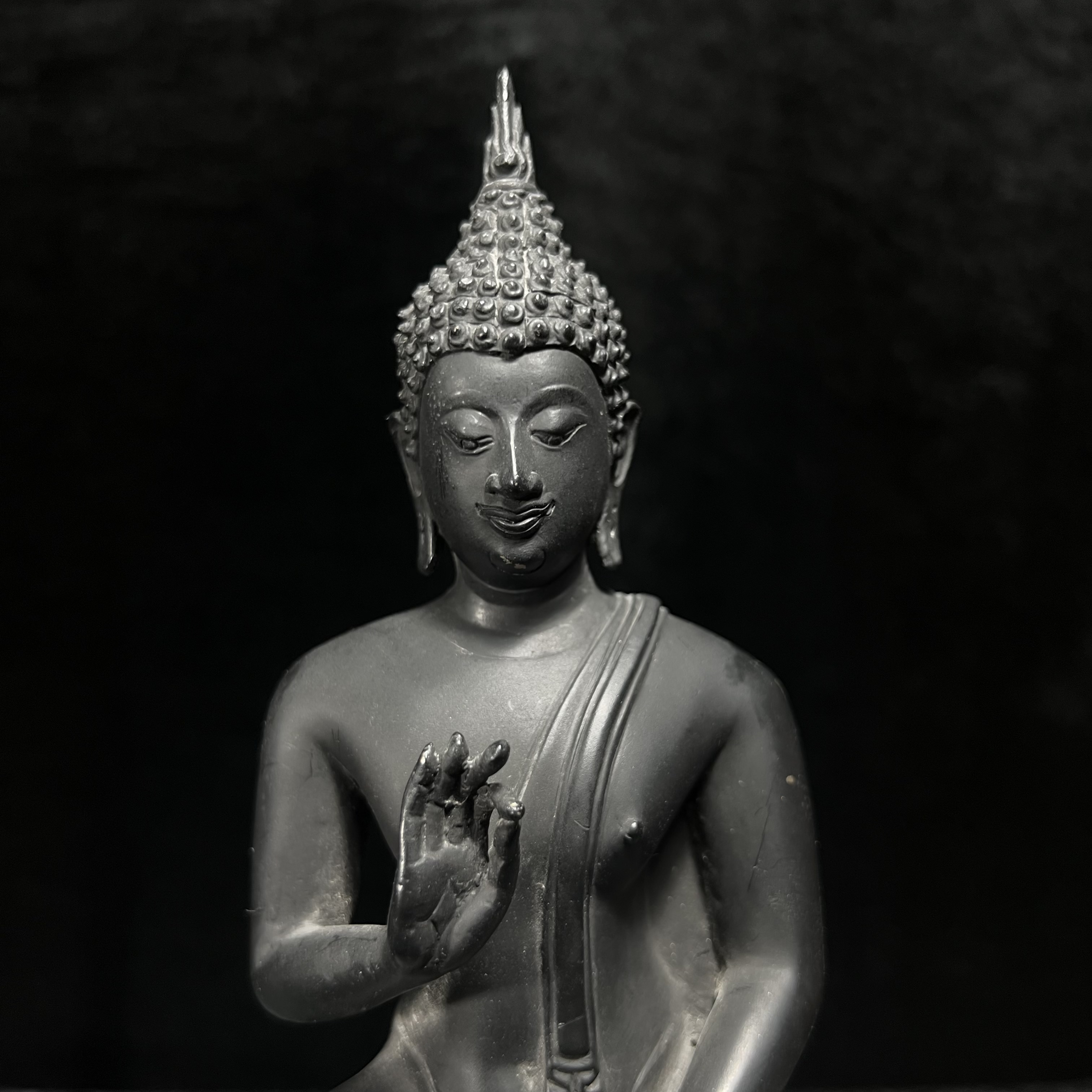 พระพุทธนรเทพศาสดา ทิพยนคราภิมงคลสถิต วัดไทยลอสแองเจลิส สหรัฐอเมริกา ฐาน ภปร. ปี 2522 หน้าตัก 5 นิ้ว เนื้อโลหะรมดำ (อีกหนึ่งพระพุทธ ชุด ภปร.ที่พบเจอและหายาก)ในหลวงรัชกาลที่ 9 เสด็จเททองหมายเลข 225(ผลรวมได้ 9 เลขมหามงคลเจริญก้าวหน้าในทุกด้าน) 1 ใน 2523 องค์