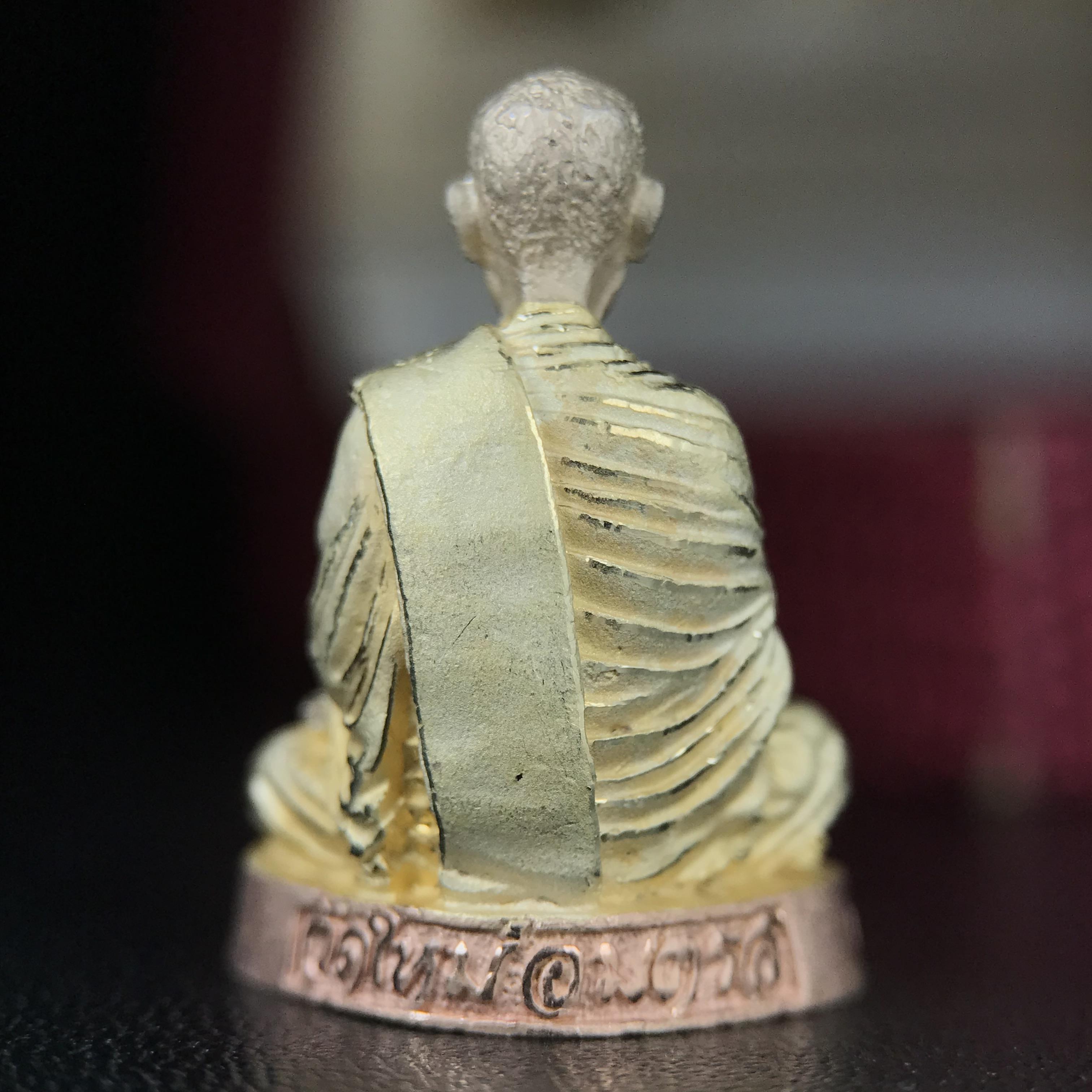 รูปเหมือนสมเด็จพระพุฒาจารย์ (โต พรหมรังสี)วัดใหม่อมตรส บางขุนพรหม ปี2540 รุ่นกาญจนาภิเษก จัดสร้างในวโรกาสที่รัชกาลที่ 9 ทรงครองสิริราชสมบัติ ครบ 50ปี ลอยองค์พิมพ์ใหญ่ เนื้อเงินบริสุทธิ์ 99.9% แบบชุบสามกษัตริย์ขัดเงาบางส่วน พร้อมกล่องบรรจุเดิมครบ