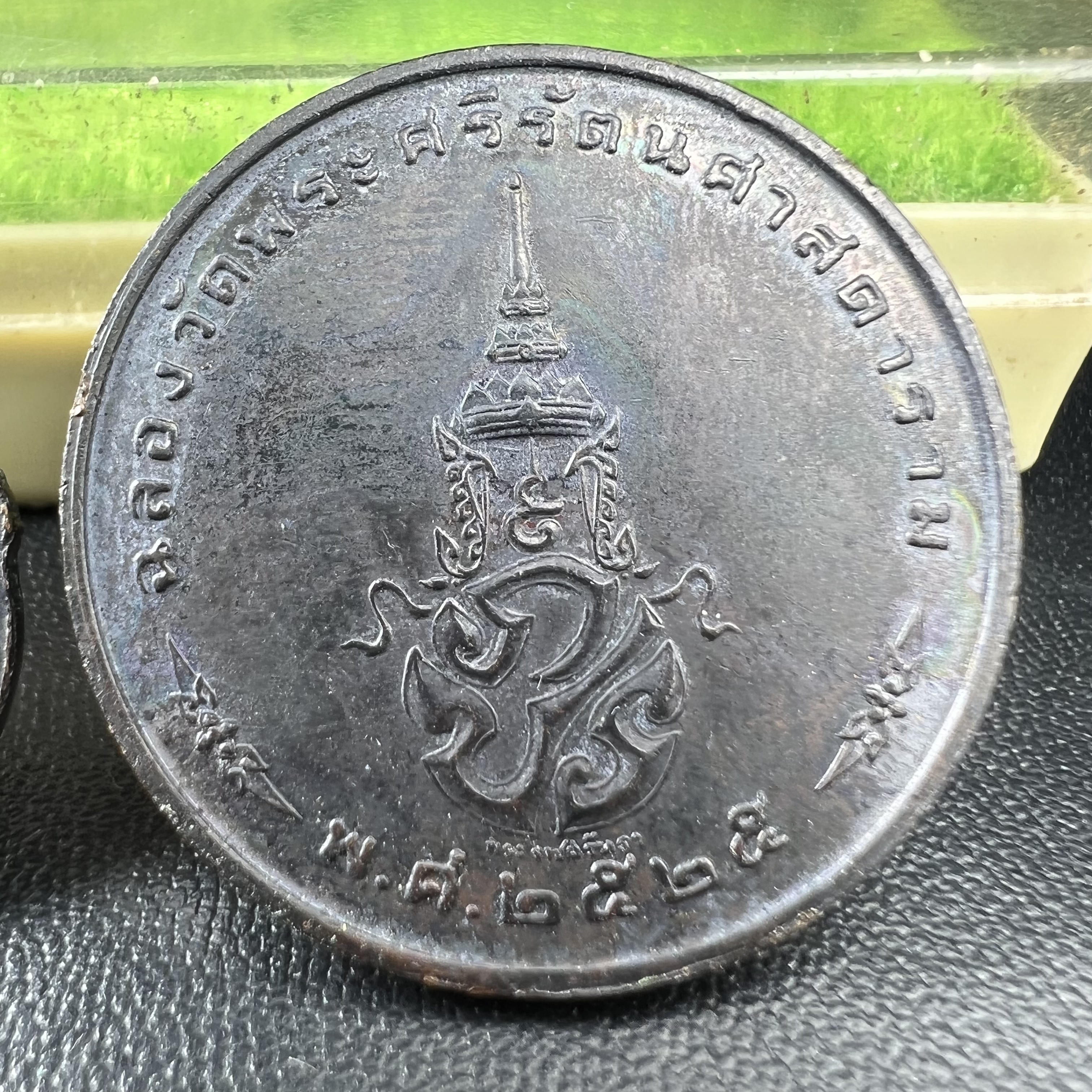 เหรียญพระแก้วมรกตหลัง ภปร. ฉลองกรุงรัตนโกสินทร์ครบ 200 ปี พ.ศ.2525 เนื้อทองแดงกล่องบรรจุเดิมครบ3พิมพ์(บล็อกพระราชศรัธา)(ในหลวงรัชกาลที่9 เสด็จในพิธี)