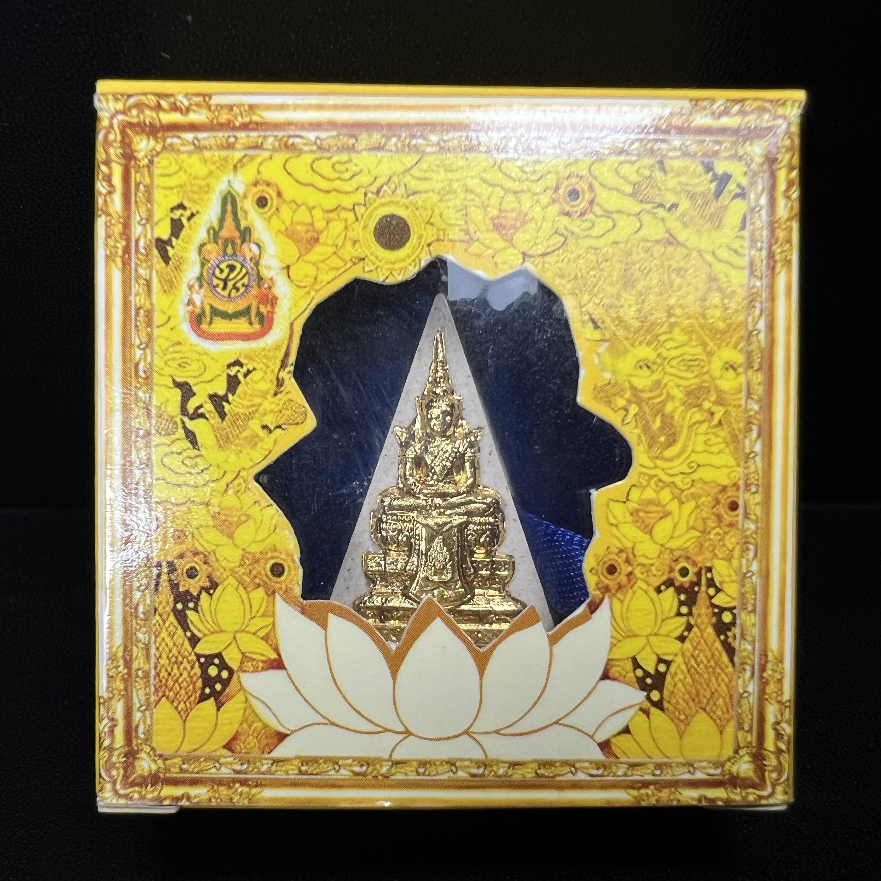 พระแก้วมรกต(จำลอง)ทรงเครื่องฤดูร้อน พระผงบูชา ด้านหน้าปิดทอง ด้านหลังตราสัญลักษณ์ฉลองสิริราชสมบัติครบ 60ปี เนื้อเงินขึ้นสีรุ้งธรรมชาติสร้างสรรค์งดงาม(รุ่นนี้ได้พระราชทานเส้นพระเจ้า(เส้นผม)รัชกาลที่9ในการจัดสร้าง)