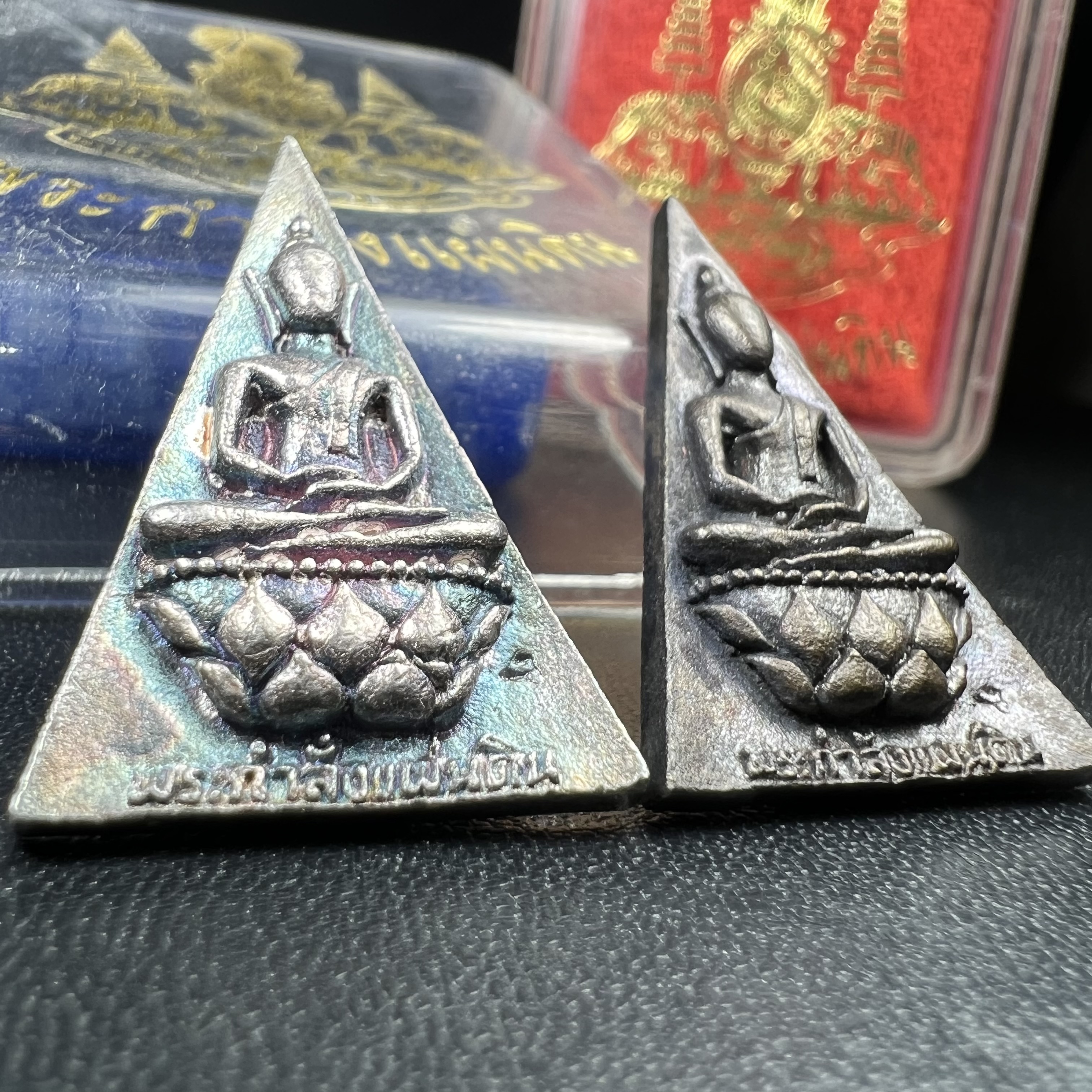 พระกำลังแผ่นดิน (สมเด็จจิตรลดา2) จัดสร้างเฉลิมพระเกียรติ ร.9 ครองราชย์ 50 ปี 2539 เนื้อเงิน(ผิวเดิมกลับดำ รุ้งๆสวย)+เนื้อนวโลหะ(สร้างน้อยหายาก)พร้อมกล่องบรรจุเดิม(1ใน2539องค์)