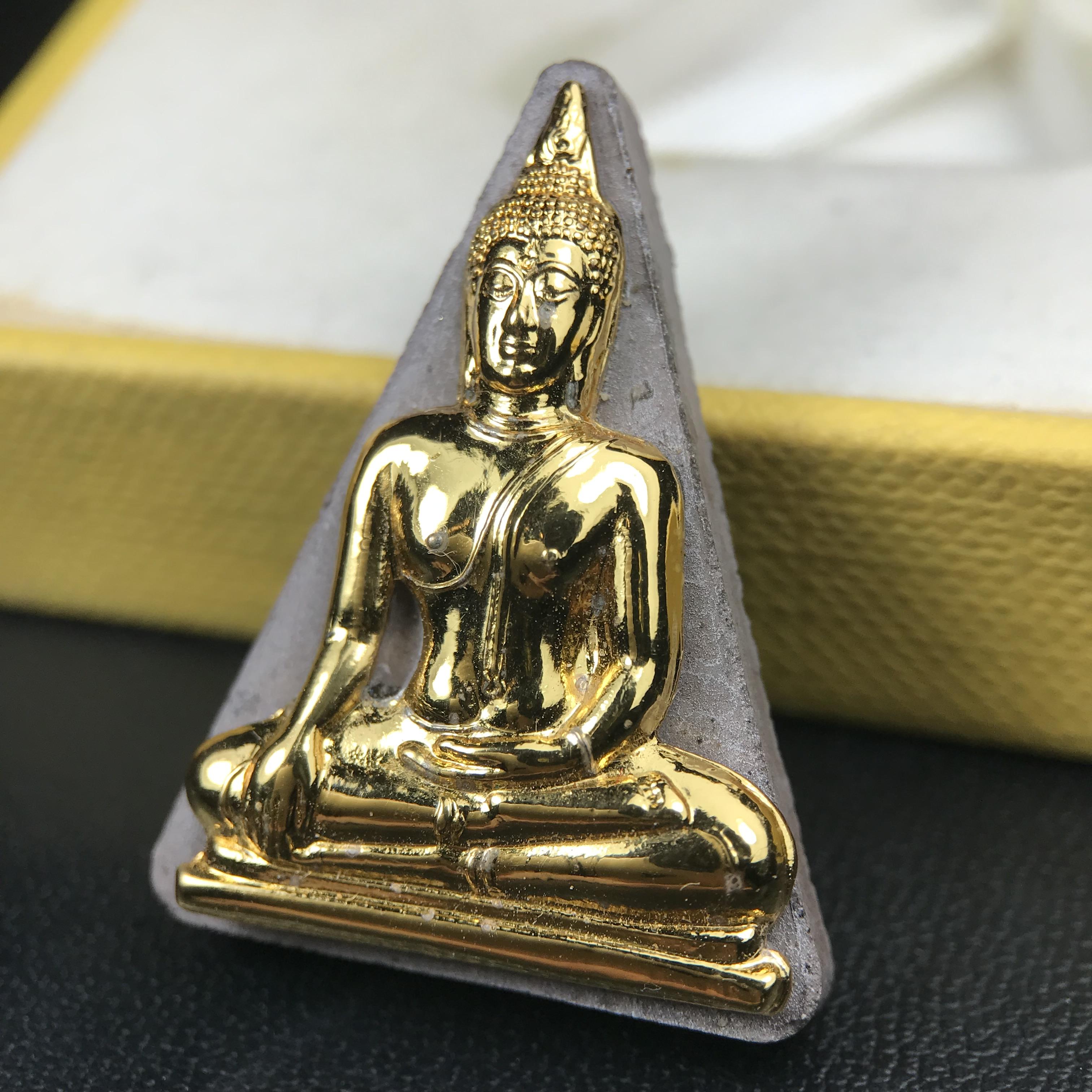 พระพุทธมหาสุวรรณปฏิมากร (หลวงพ่อทองคำ) หลังตรามหามงคลเฉลิมพระชนมพรรษา 80 พรรษา รัชกาลที่9 วัดไตรมิตรวิทยาราม กรุงเทพฯ ปี 2550 พระพิมพ์หน้าทองคำ(หายาก 1 ใน 999 องค์)