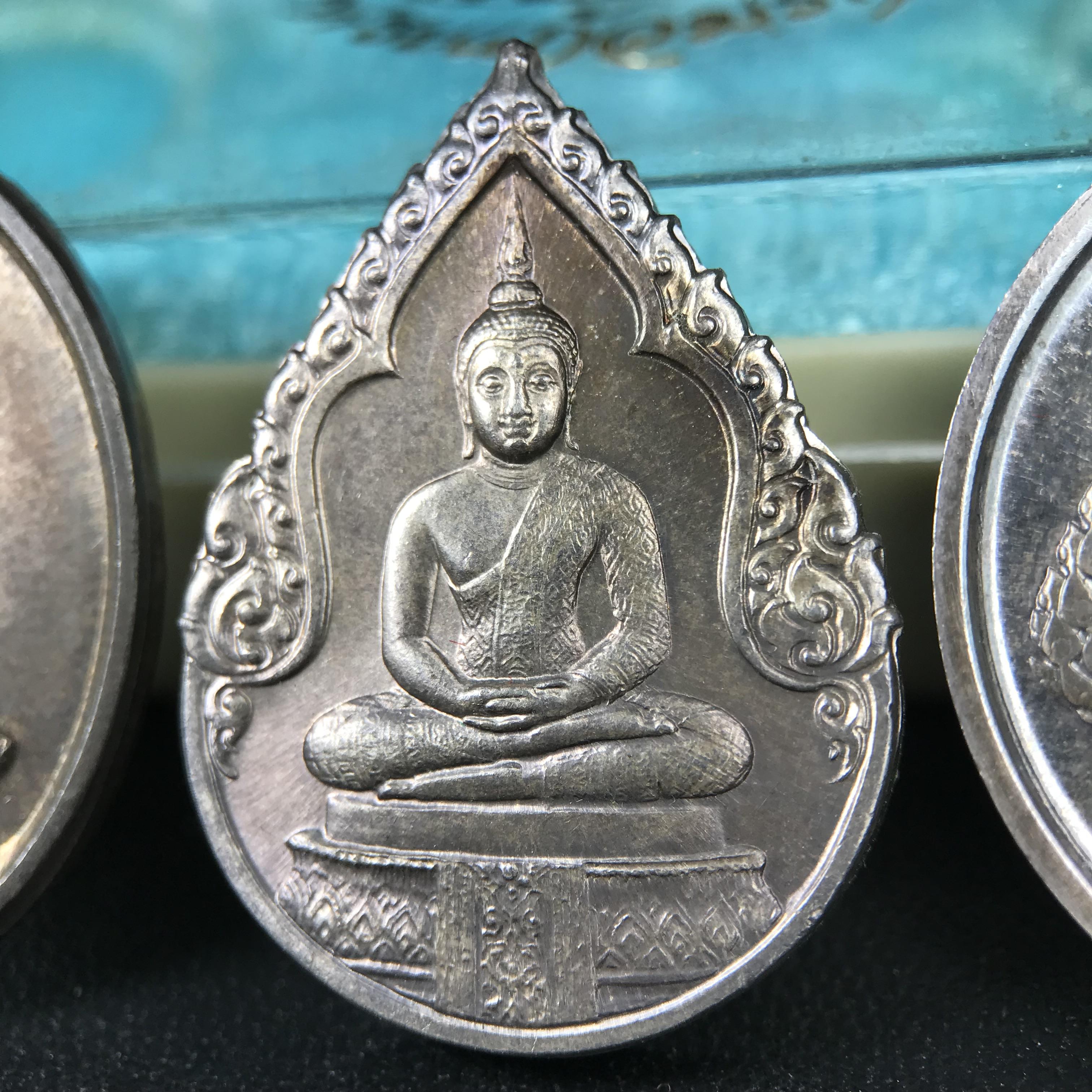 เหรียญพระแก้วมรกตหลัง ภปร. ฉลองกรุงรัตนโกสินทร์ครบ 200 ปี พ.ศ.2525 เนื้อเงิน(ผิวเดิมสวย)กล่องบรรจุเดิมครบ 3พิมพ์ ร้อน ฝน หนาว(บล็อกแรกไม่มีพระราชศรัธานิยม)(ในหลวงรัชกาลที่9 เสด็จในพิธี)พระคู่บ้านคู่เมือง...พระดี...พิธีใหญ่(บล็อกแรกครบชุด ผิวเดิม หายาก)