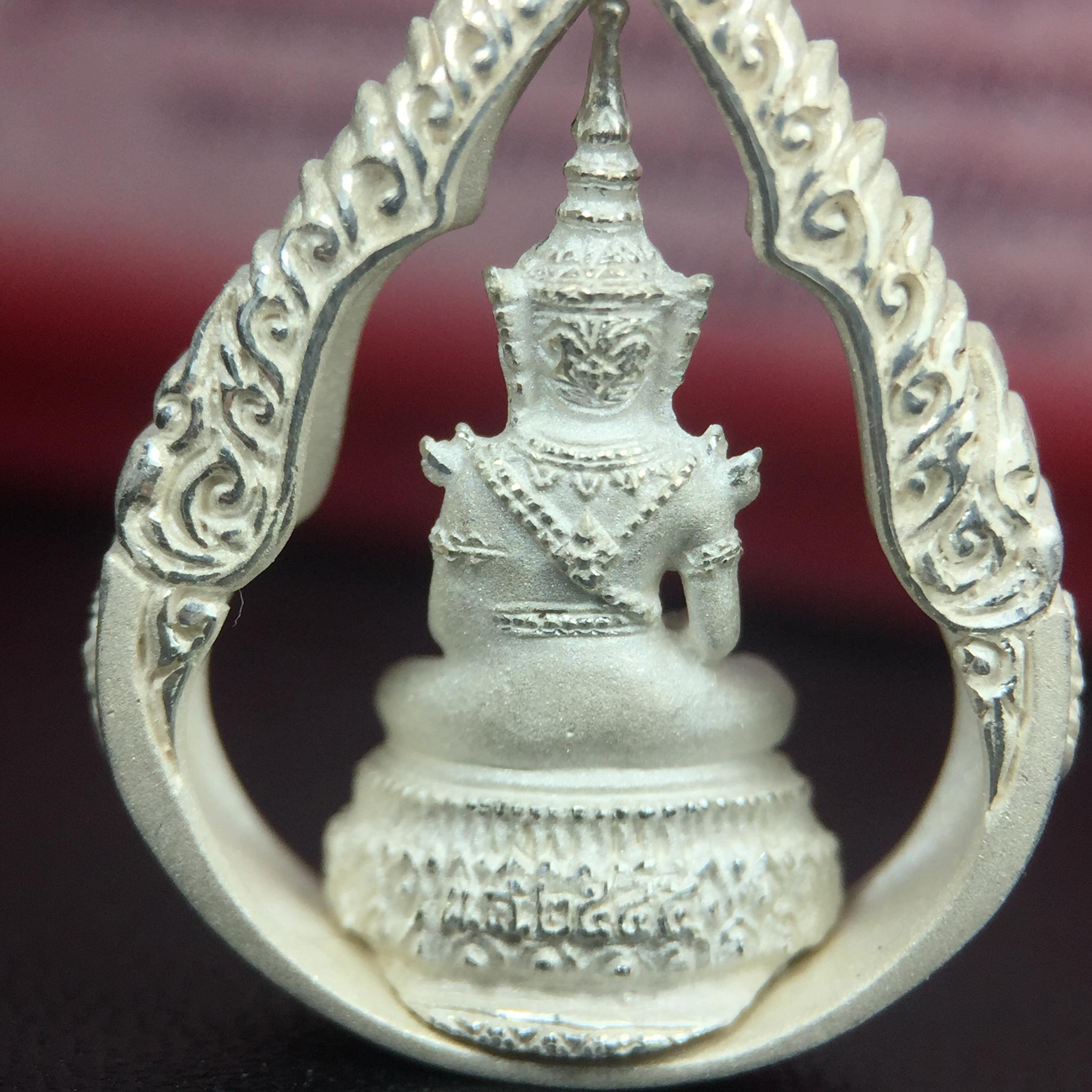 พระแก้วมรกต ภปร.(รุ่นแรก) ปี2545 รุ่นฉลองกรุงรัตนโกสินทร์ครบ 220 ปี พิมพ์ลอยองค์ทรงหยดน้ำ เนื้อเงินบริสุทธิ์ 92.5% ขนาด 18*27 มม. พร้อมกล่องบรรจุเดิม สวยครบสมบูรณ์(องค์หมายเลขสวย 1555)