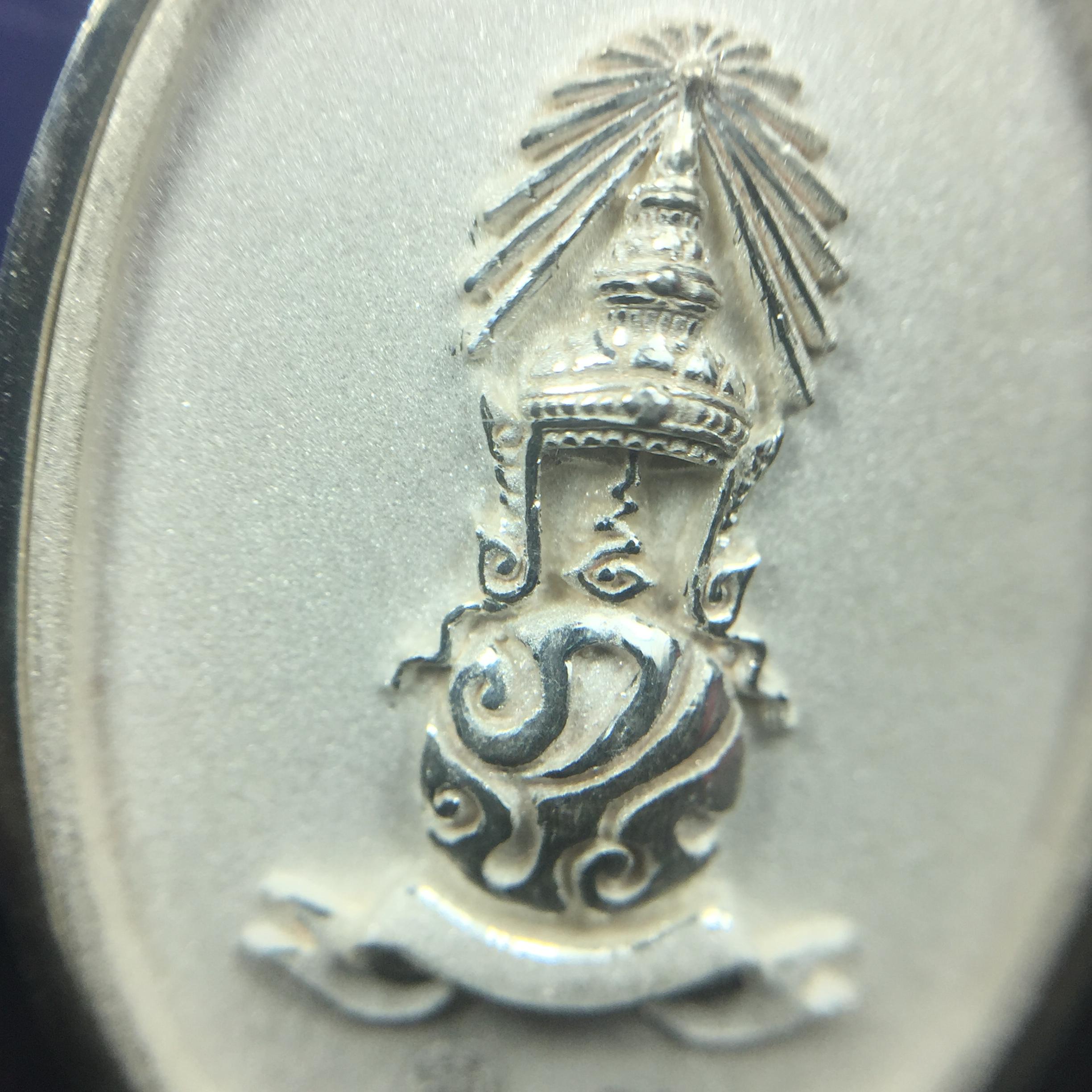 พระแก้วมรกต ภปร. ปี2547 จัดสร้างโดย รพ.ภูมิพลฯ เนื้อเงิน เหรียญทรงกลมรี(1ใน3000องค์)