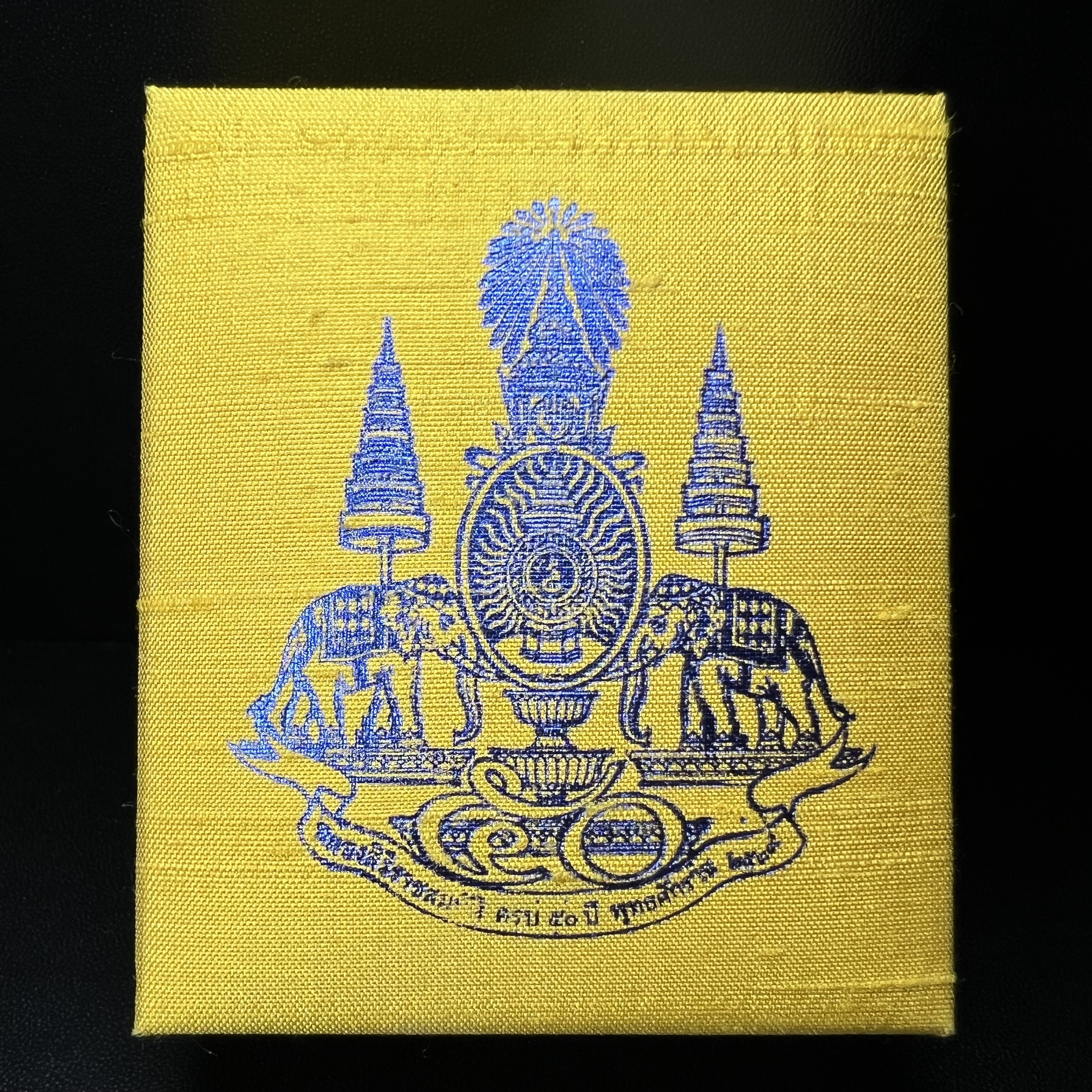 เหรียญพระพิฆเนศวร ญสส. ชุดกาญจนาภิเษกครองราชย์ 50 ปี พุทธศักราช 2538 พิมพ์ใหญ่(2.9 ซม.) เนื้อเงินผิวเดิมกลับดำขึ้นสีรุ้งเข้มขลังงดงามธรรมชาติสร้างสรรค์ สภาพสวยเดิมพร้อมกล่องบรรจุเดิม ตอกโค๊ดหมายเลขกำกับ(1ใน 5539องค์)