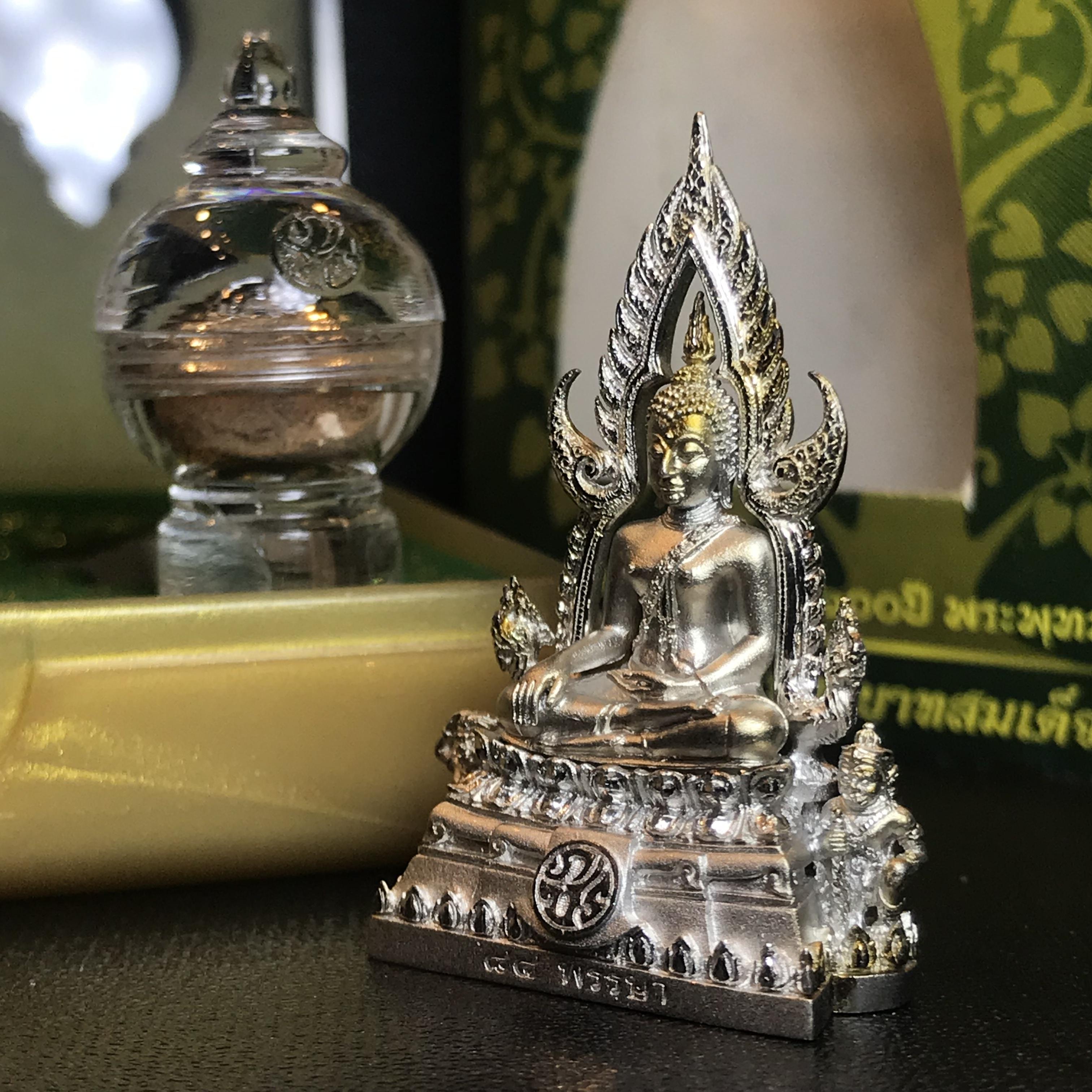 พระพุทธชินราช(จำลอง) ภปร. 84 พรรษา เนื้อเงินชุบทองคำขาว พิมพ์กลางขนาดหน้าตัก 1/2 นิ้ว(1ใน5000องค์) )(พระราชทานมวลสาร จิตรลดาและเส้นพระเจ้า(เส้นผม)รัชกาลที่9)