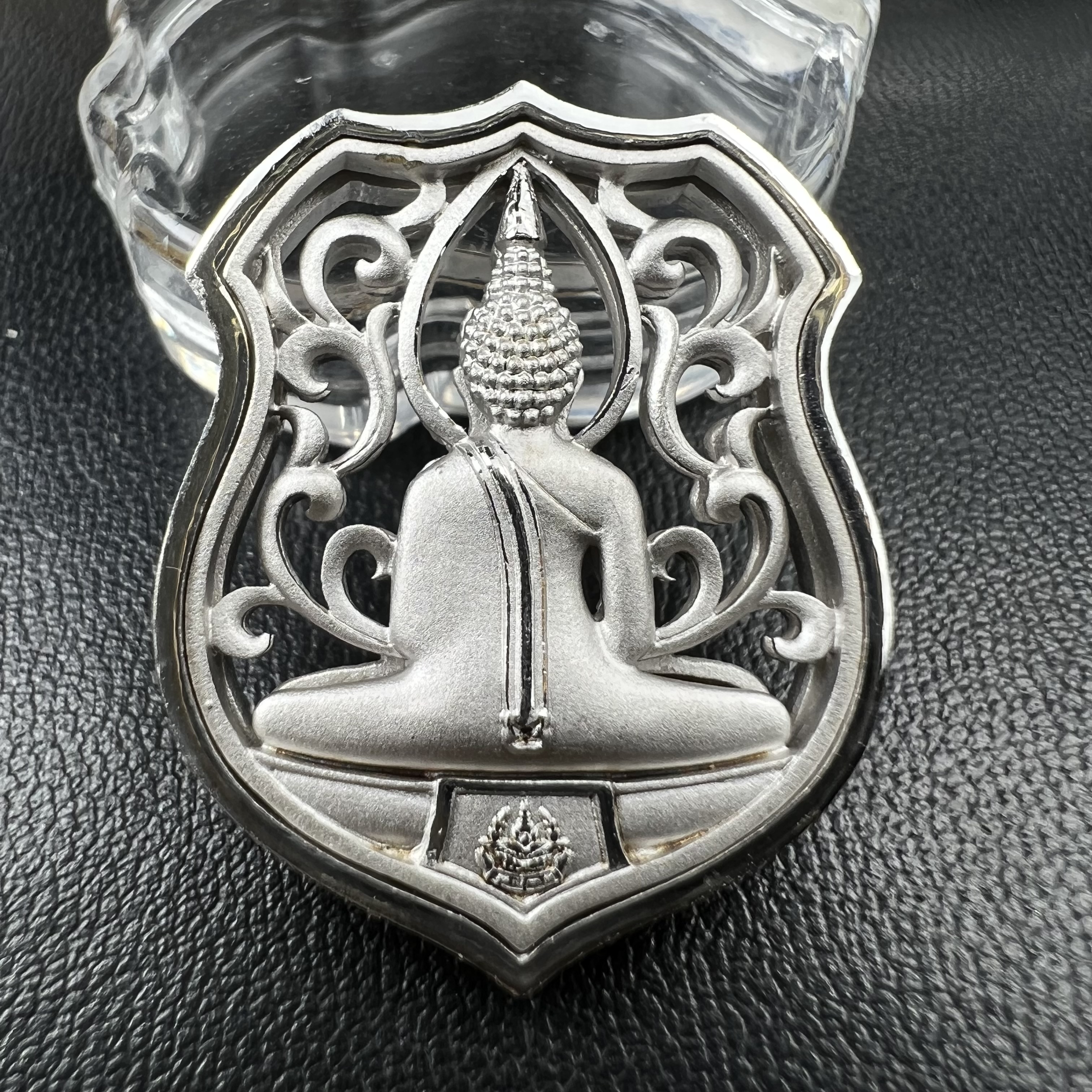 พระพุทธโสธร คุ้มเกล้าฯ ภปร.(ใต้ร่มพระบารมี คุ้มเกล้า) 60ปี รพ.ภูมิพลฯ พ.ศ.2552 เหรียญเนื้อเงิน ชุบทองคำขาว(พิมพ์ รูปอาร์ม+รูปใบมะขาม+รูปห้าเหลี่ยม+รูปสามเหลี่ยม)(1ชุด 4 พิมพ์ ครบทุกแบบที่จัดสร้าง)1 ใน 3000 เหรียญ ครบชุดหายาก