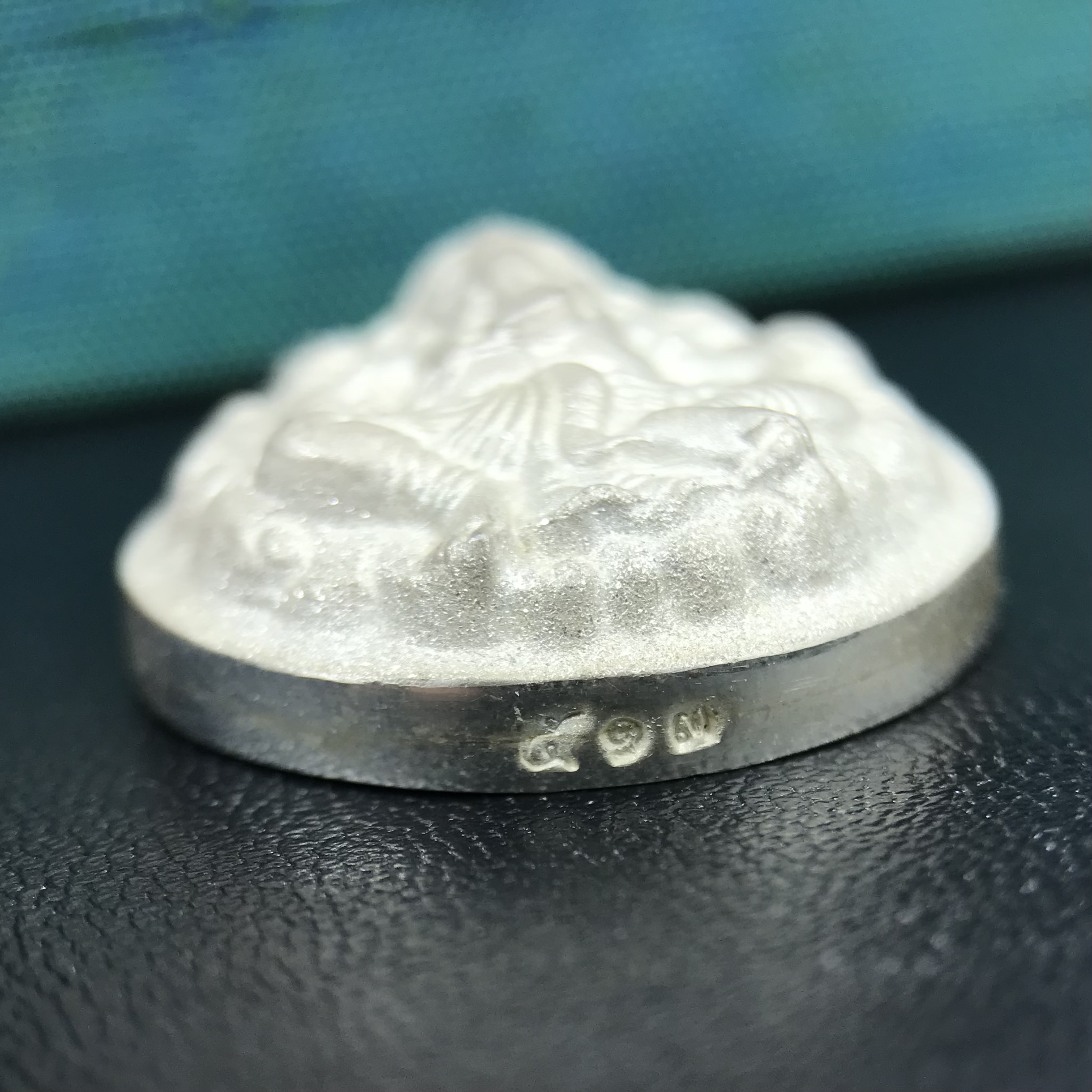 เหรียญพระพิฆเนศวร ญสส. ชุดกาญจนาภิเษกครองราชย์ 50 ปี พุทธศักราช 2538 พิมพ์ใหญ่(2.9 ซม.) เนื้อเงิน(พ่นทรายและขัดเงาบางส่วน) สภาพสวยเดิมพร้อมกล่องบรรจุเดิม ตอกโค๊ดหมายเลขกำกับ(1ใน 5539องค์)