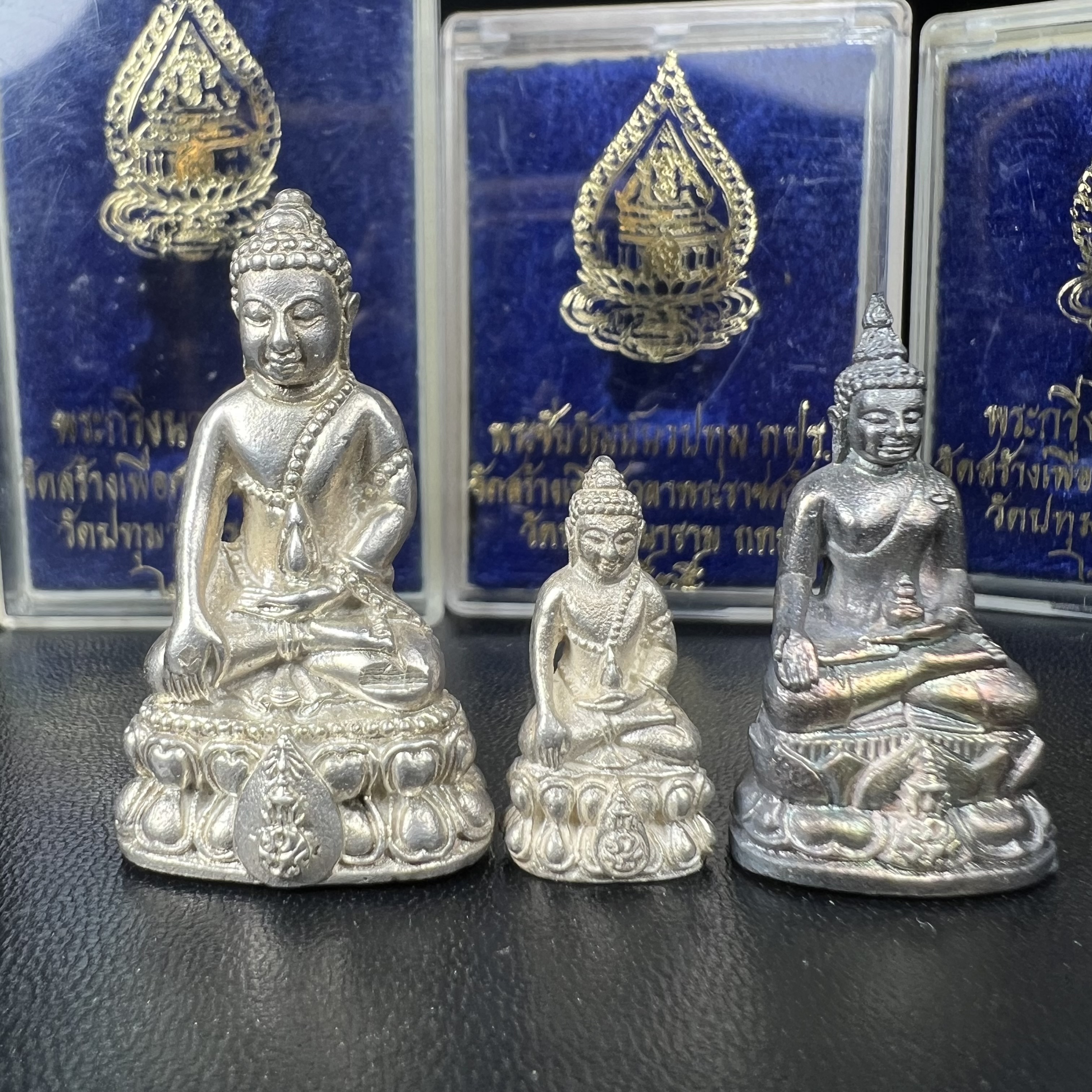 พระกริ่งนวปทุม ภปร.-พระชัยวัฒน์นวปทุม ภปร.-พระกริ่งไพรีพินาศ ภปร. รุ่นแรก วัดปทุมวนาราม ครบชุดเนื้อเงิน ปี2535(ในหลวงรัชกาลที่9เสด็จเททอง)(1ใน3000องค์)หายาก***เก็บทีเดียวครบชุดไปเลยรุ่นนี้ แนะนำ....ตอนนี้หายากแล้ว***