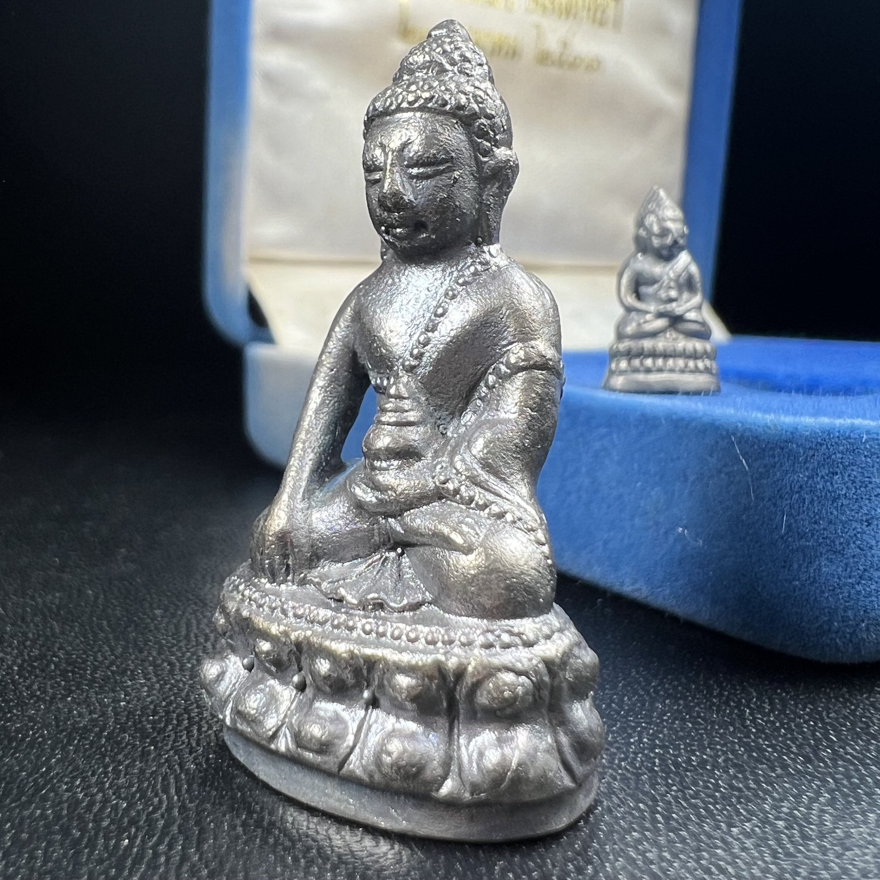 พระกริ่ง-พระชัยวัฒน์ สว. 90 พรรษาสมเด็จย่า ปี2533 เนื้อนวโลหะ(ผสมทองคำเยอะมากรุ่นนี้)(ในหลวงรัชกาลที่9เสด็จในพิธี)(หล่อแบบโบราณอุดมวลสาร 108 แบบฉบับพระกริ่งใหญ่สายวัดสุทัศน์ พระสังฆราช(แพ))(1 ใน 3000 ชุด) หายาก