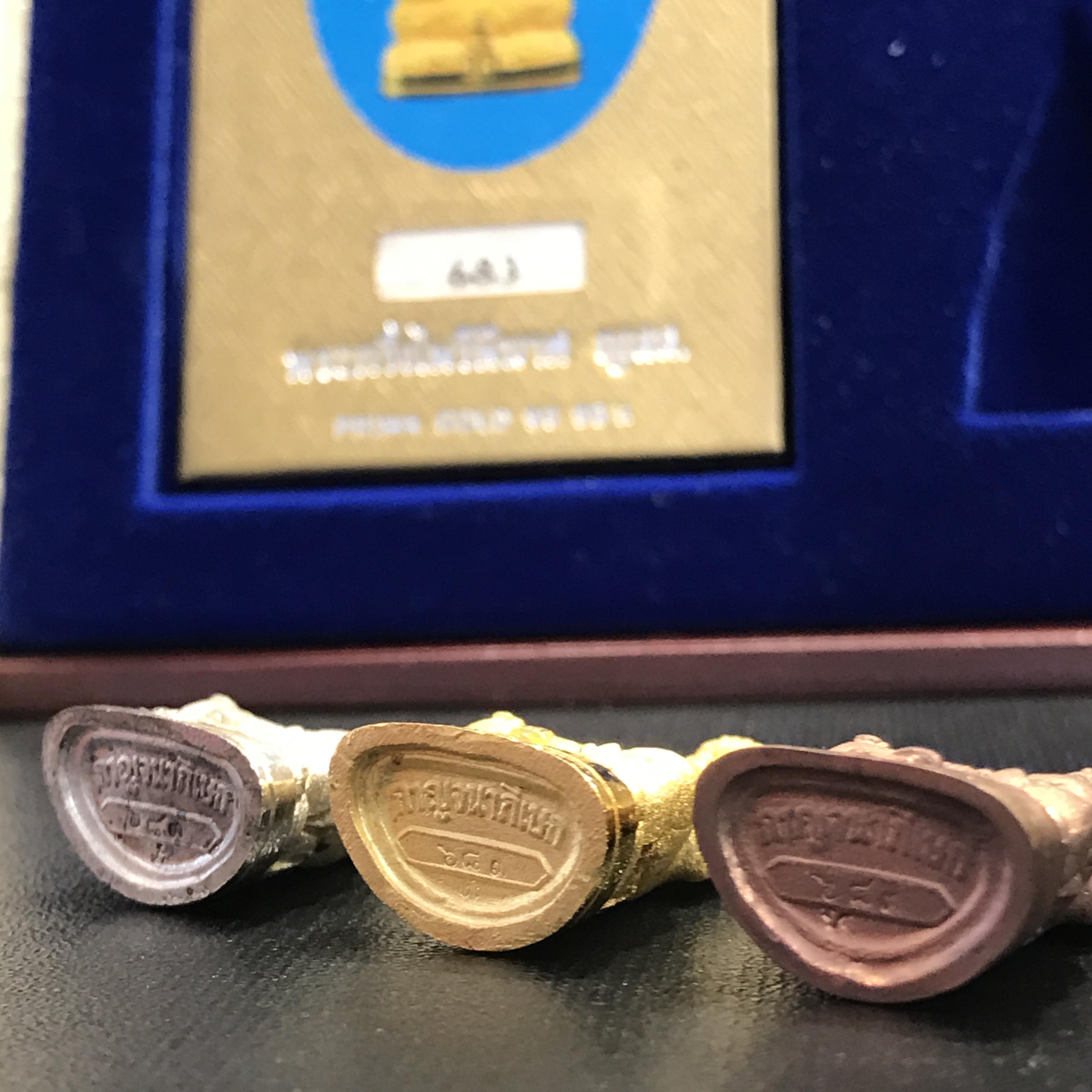 พระกริ่งไพรีพินาศ ญสส. รุ่นกาญจนาภิเษก ชุดทองคำ ปี2539 วัดบวรนิเวศ สภาพสวยพร้อมกล่องเดิม