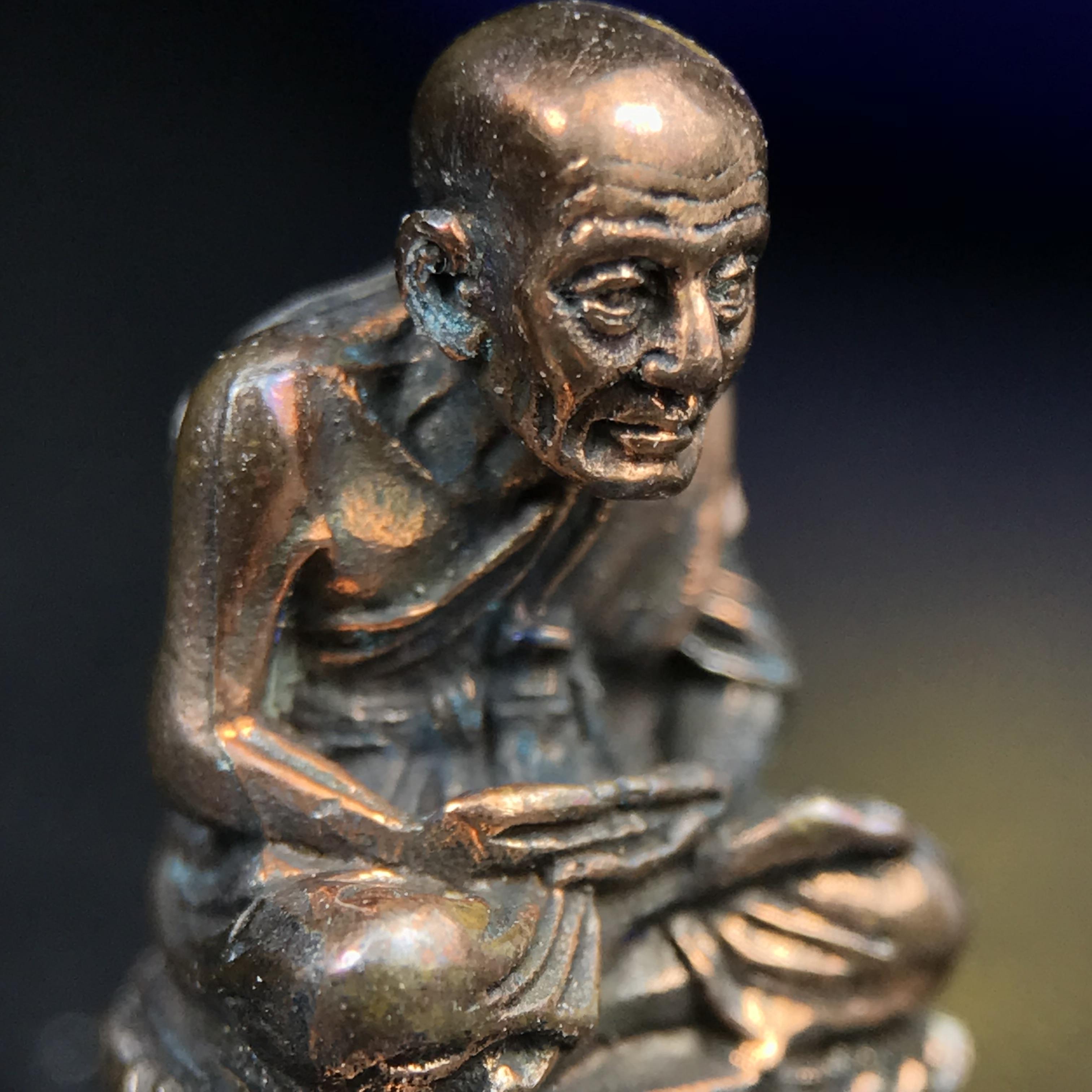 รูปเหมือนหล่อลอยองค์หลวงปู่ทวด รุ่น 111ปี กระทรวงกลาโหม เนื้อนวโลหะรมดำ-ปัดเงา ปี2540 พิธีใหญ่ เข้มขลัง นิยม พร้อมกล่องบรรจุเดิม(คัดสภาพสวยผิวเทพๆผิวรุ้งๆ)ทั้งพิธีทั้งพุทธศิลป์ทรงคุณค่าอีกหนึ่งรุ่นยอดนิยม