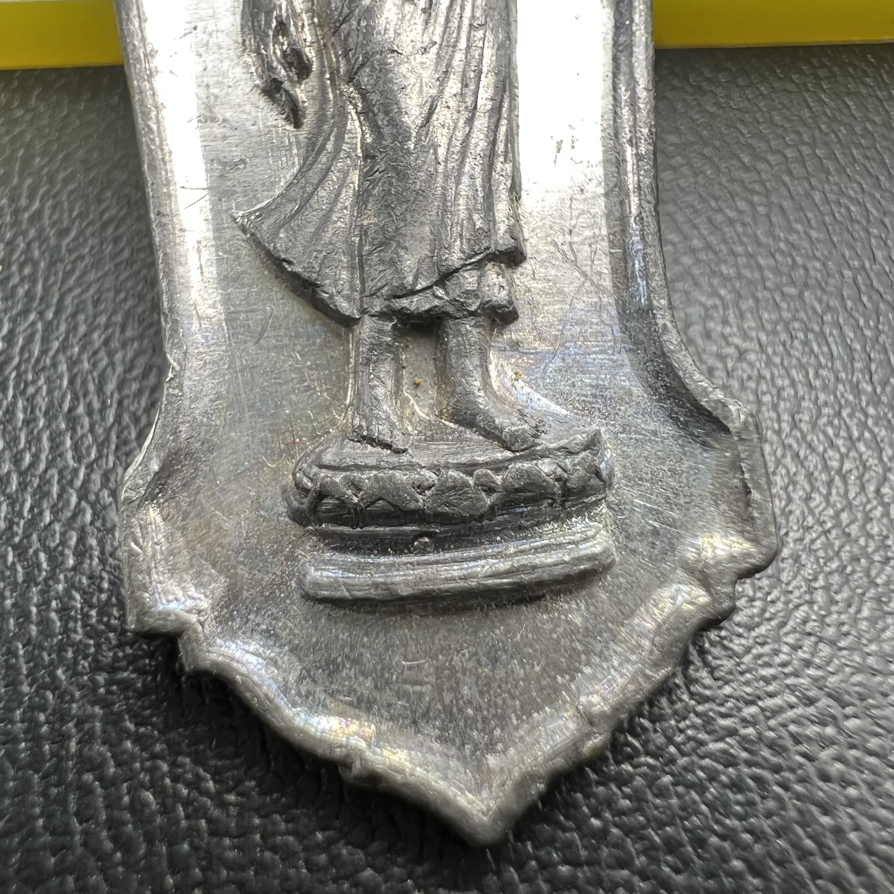 เหรียญพระลีลา 25 พุทธศตวรรษ ปี2500 เนื้อชินดีบุก(พิมพ์หางหงส์ บล็อกมีเขี้ยว)(พระดี พิธีใหญ่ ในหลวง ร.9 เสด็จร่วมพิธี)