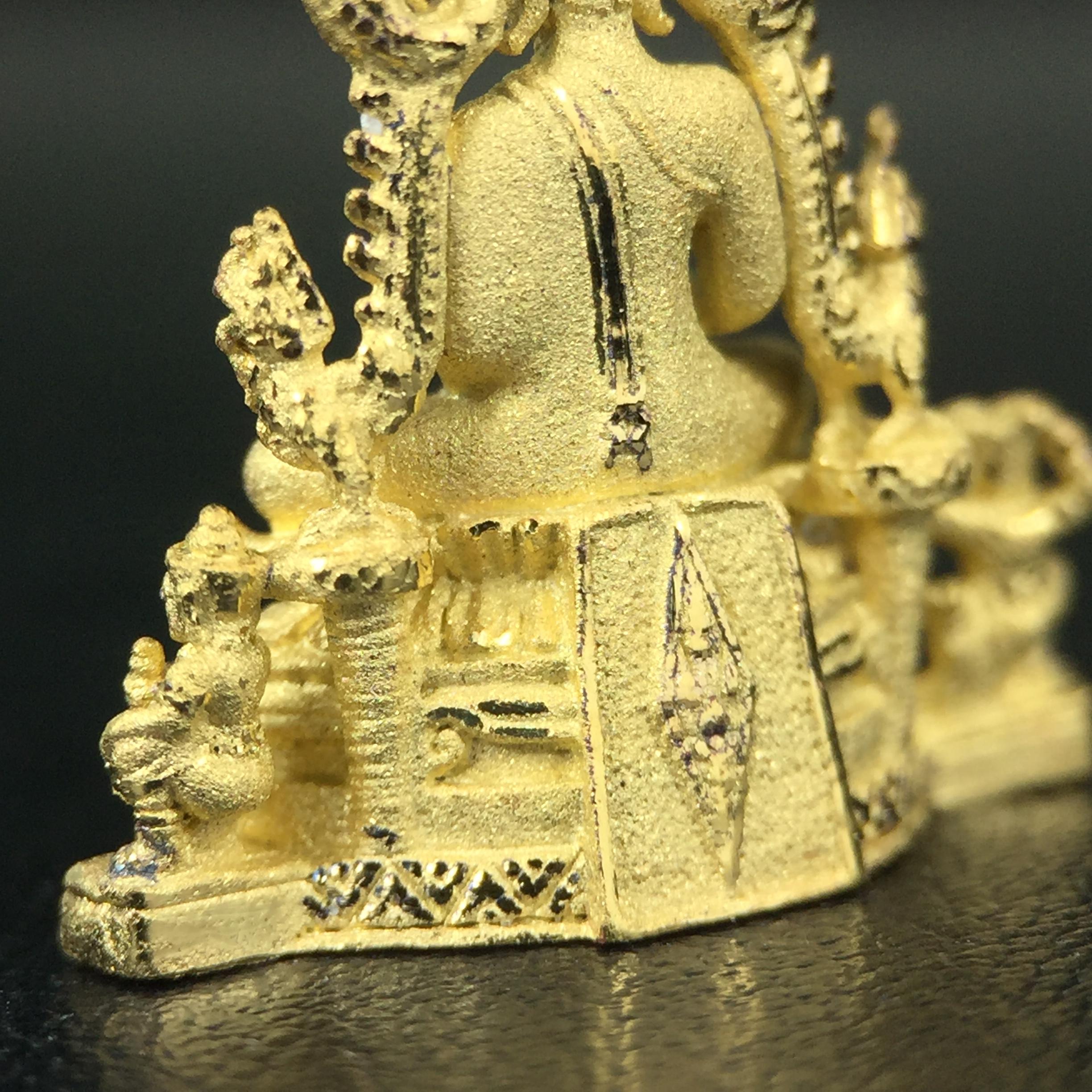 พระพุทธชินราช ภปร. ในวโรกาสพระราชพิธีมหามงคล เฉลิมพระชนมายุ6รอบ 5ธันวาคม2542 มูลนิธิพิทักษ์ดวงตาประชาชน จัดสร้าง เนื้อเงินบริสุทธิ์ 99.9% แบบชุบทองประกายเพชร 3 ไมครอน พิมพ์กลาง ขนาดสูง 2.4 ซม. พร้อมกล่องบรรจุเดิม