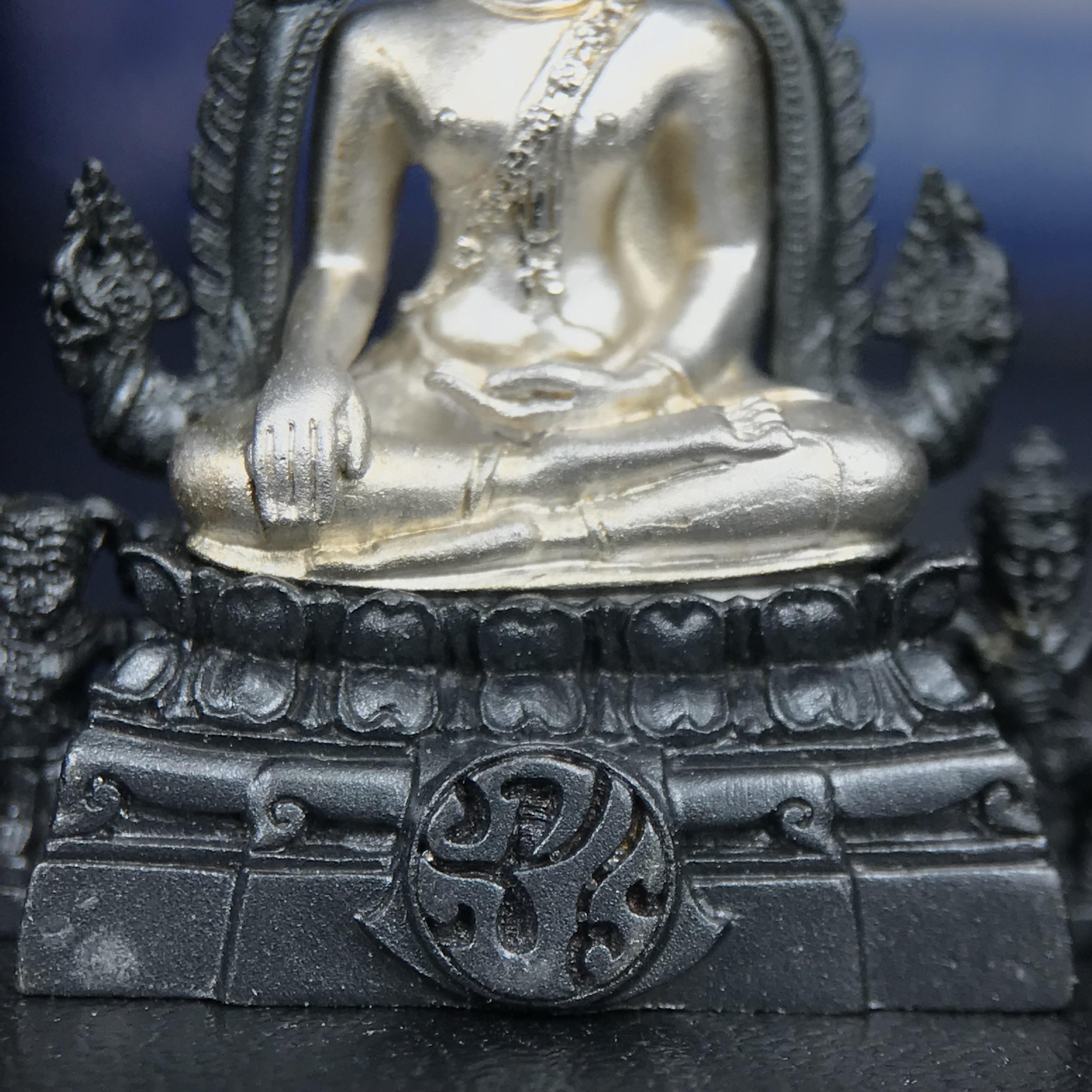 พระพุทธชินราช ภปร. โครงการเพราะแผ่นดินนี้คือแผ่นดินเกิด เนื้อเงินชุบทองคำขาวซุ้มรมดำ ปี2551 ขนาดหน้าตัก1/2นิ้ว(3.5*2.5ซม.)ประกอบพิธี ณ พระอุโบสถ วัดพระศรีรัตนศาสดาราม(วัดพระแก้ว)และพระวิหารวัดพระศรีรัตนมหาธาตุวรมหาวิหาร(จ.พิษณุโลก)(สวยงามหายาก)1ใน5000องค์