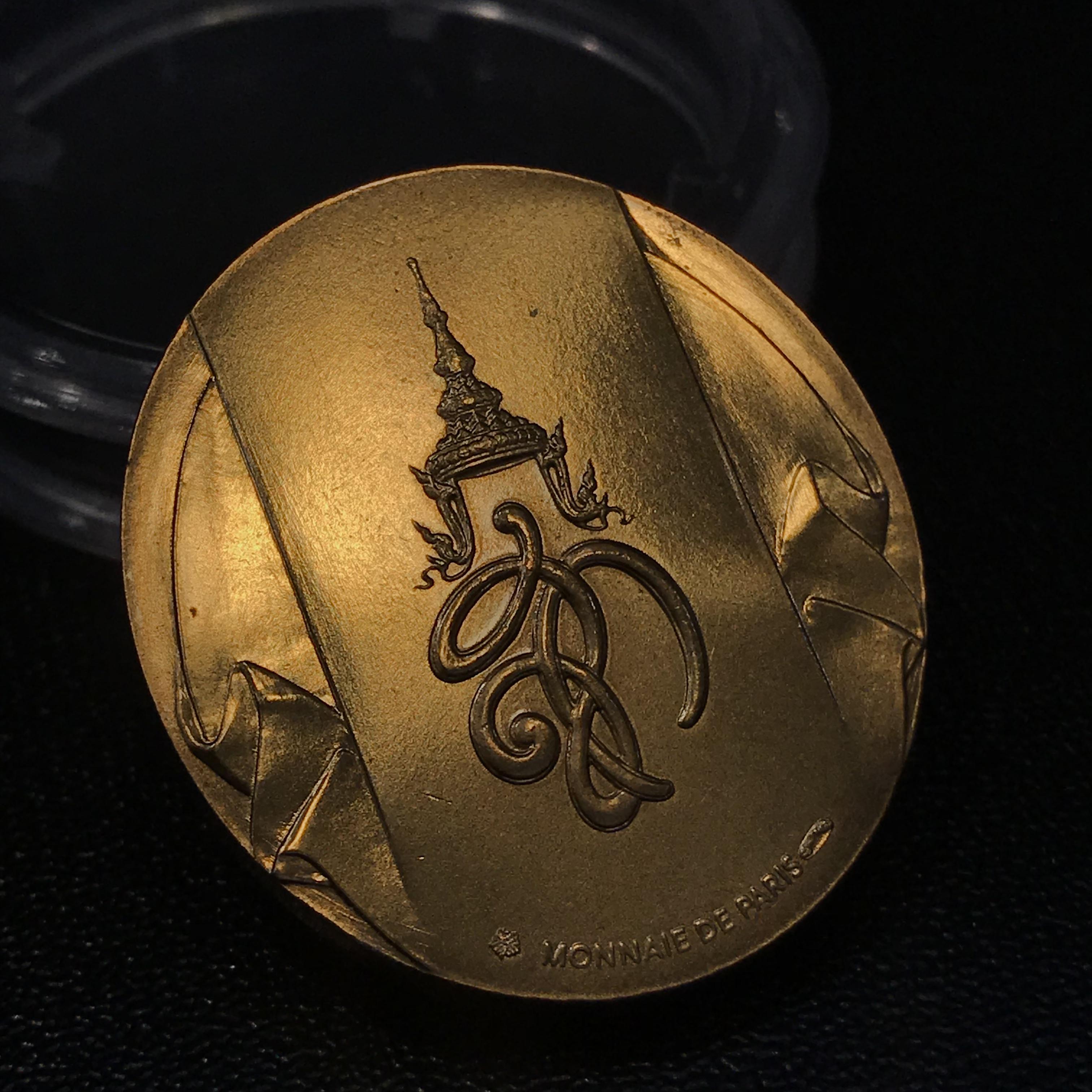 เหรียญหลวงพ่อทวด หลังพระนามาภิไธย สก. ปี2544 พิธีใหญ่ ผลิตโดยโรงกษาปณ์โมเน่ร์ เนื้อบรอนซ์(ทองแดง)สภาพสวยสมบูรณ์กล่องใบรับรองครบ