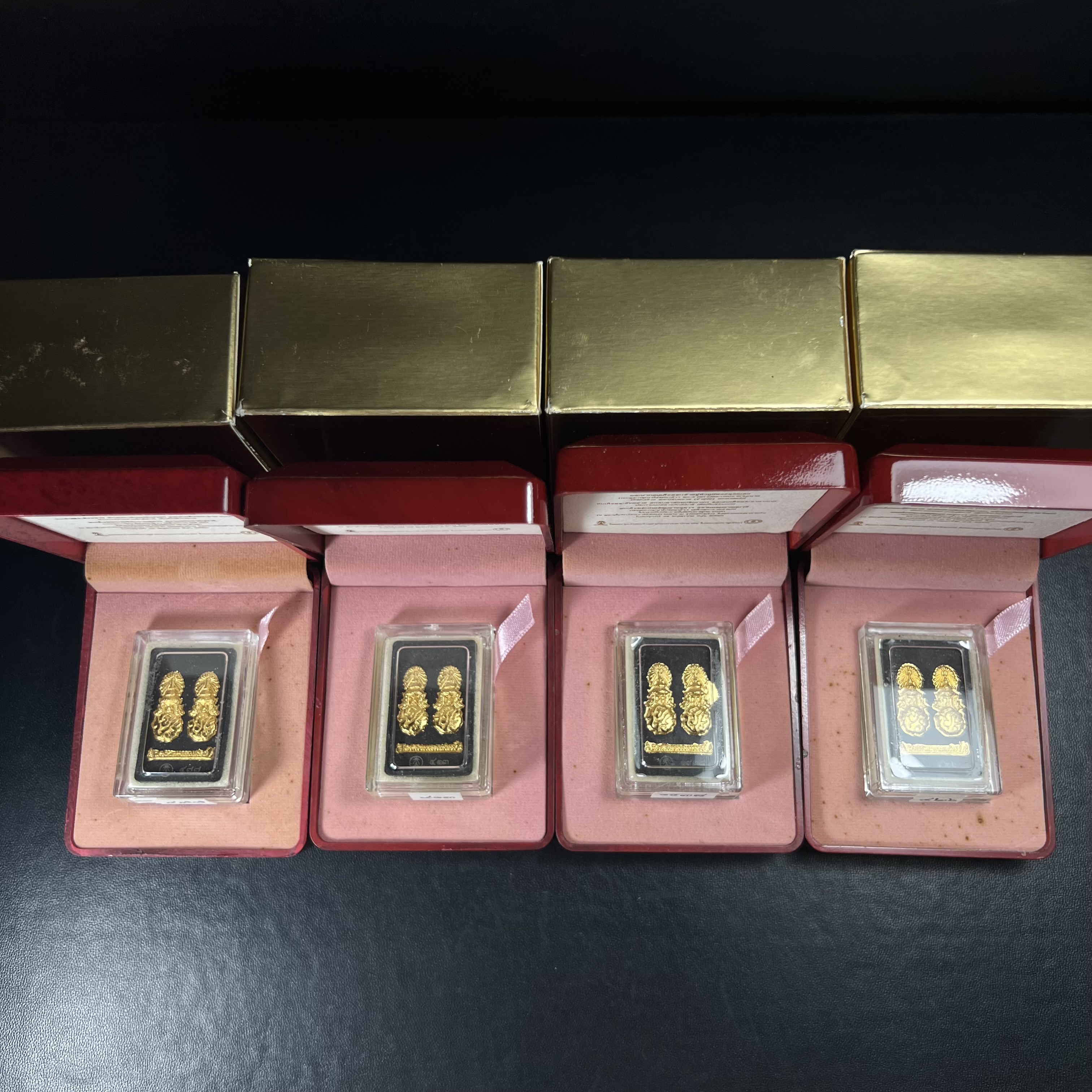 พระนิรันตรายสองกษัตริย์ มหาพุทธานุภาพแห่งแผ่นดิน ปี2552 "พระผู้ปกป้องคุ้มครองจากภัยอันตรายทั้งปวง" พระผงพิมพ์สมเด็จหน้าปัดทองสีดำด้านหลังปัดทอง เชิญอักษรพระปรมาภิไธยสองกษัตริย์(จปร.และ วปร.) พร้อมกล่องบรรจุเดิมครบชุด