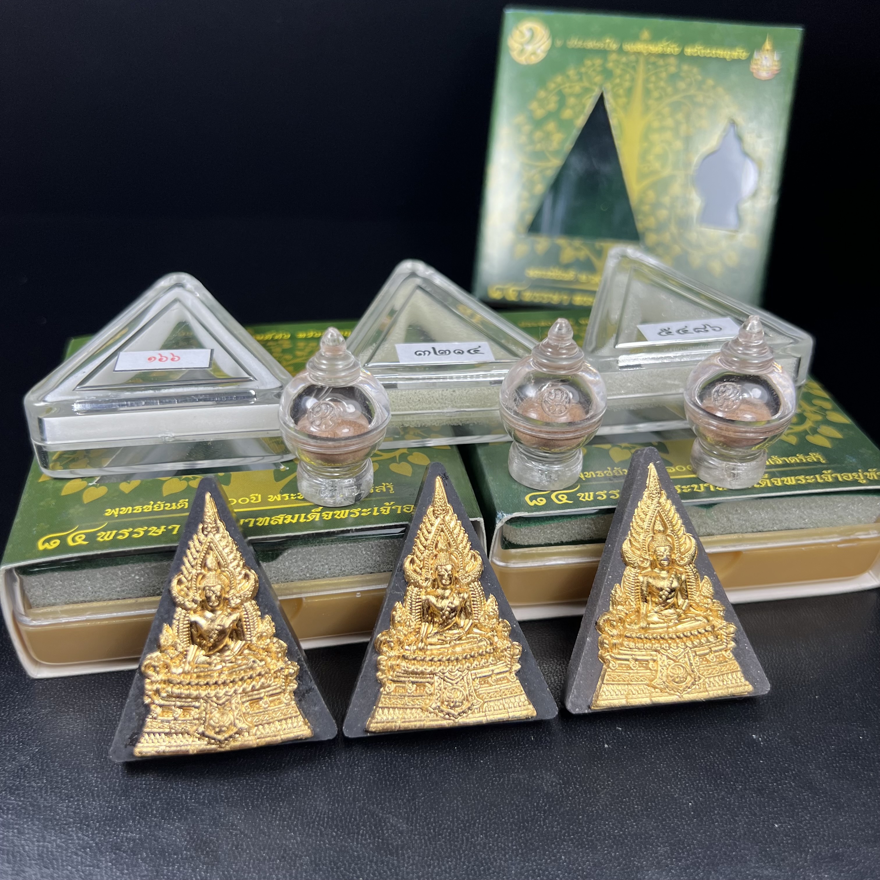 พระพุทธชินราช(จำลอง)ภปร. 84พรรษา เนื้อผงปิดทองด้านหน้า หลัง ภ.ป.ร. เนื้อทองคำ+เนื้อเงินชุบทองคำขาว+เนื้อทองแดง(1ชุด 3องค์)(พระราชทานมวลสาร จิตรลดาและเส้นพระเจ้า(เส้นผม)ในหลวงรัชกาลที่9)พุทธศิลป์ทรงคุณค่าอีกหนึ่งรุ่นยอดนิยม