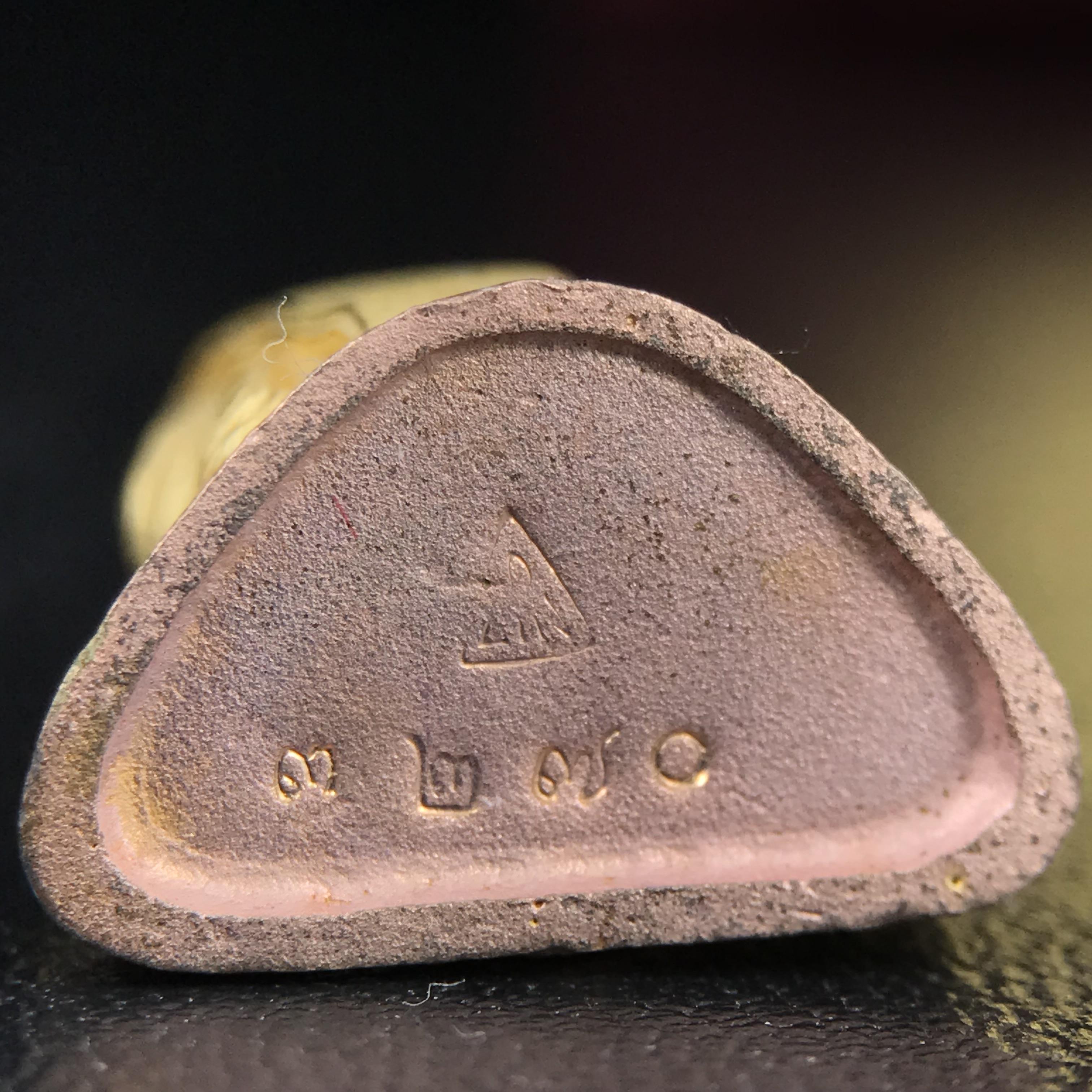 รูปเหมือนสมเด็จพระพุฒาจารย์ (โต พรหมรังสี)วัดใหม่อมตรส บางขุนพรหม ปี2540 รุ่นกาญจนาภิเษก จัดสร้างในวโรกาสที่รัชกาลที่ 9 ทรงครองสิริราชสมบัติ ครบ 50ปี ลอยองค์พิมพ์ใหญ่ เนื้อเงินบริสุทธิ์ 99.9% แบบชุบสามกษัตริย์ขัดเงาบางส่วน พร้อมกล่องบรรจุเดิมครบ