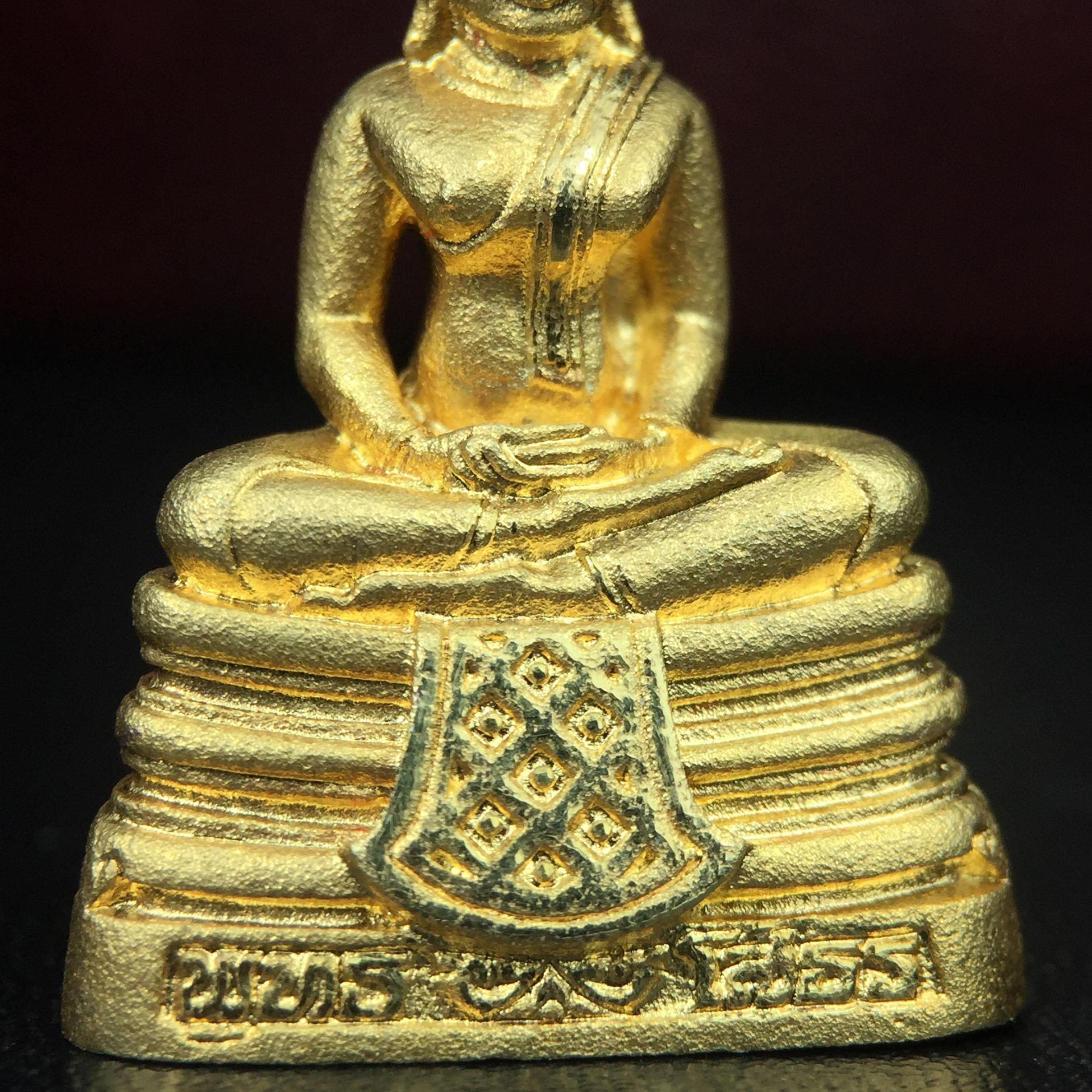 พระพุทธโสธร(หลวงพ่อโสธร) รุ่นสร้างอุโบสถ ปี2539 เนื้อเงิน(ชุบทองพ่นทรายขัดเงาบางส่วน สวยดุจทองคำ) ลอยองค์พิมพ์ใหญ่ สภาพสวยกล่องบรรจุเดิมครบสมบูรณ์(แบบนี้หายาก)(งานแพรนด้า จิวเวลรี่)สวยงดงาม