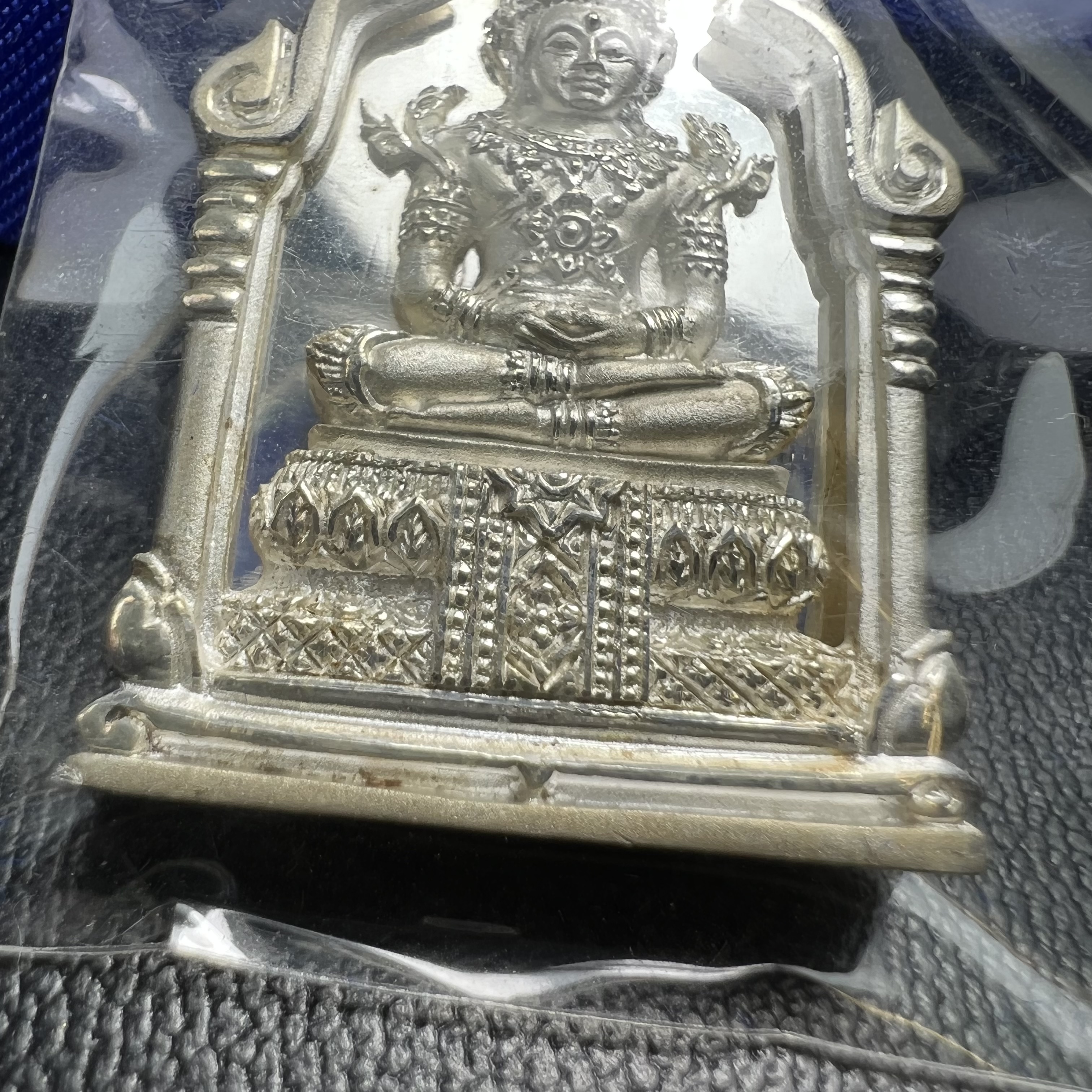 พระพุทธมหามณีรัตนปฎิมากร(พระแก้วมรกต)รุ่น เฉลิมพระเกียรติ วัดพระศรีรัตนศาสดารามราม(วัดพระแก้ว) ปี2543 เนื้อเงินพิมพ์ซุ้มกนกใหญ่ สภาพสวยซีนเดิมกล่องครบ