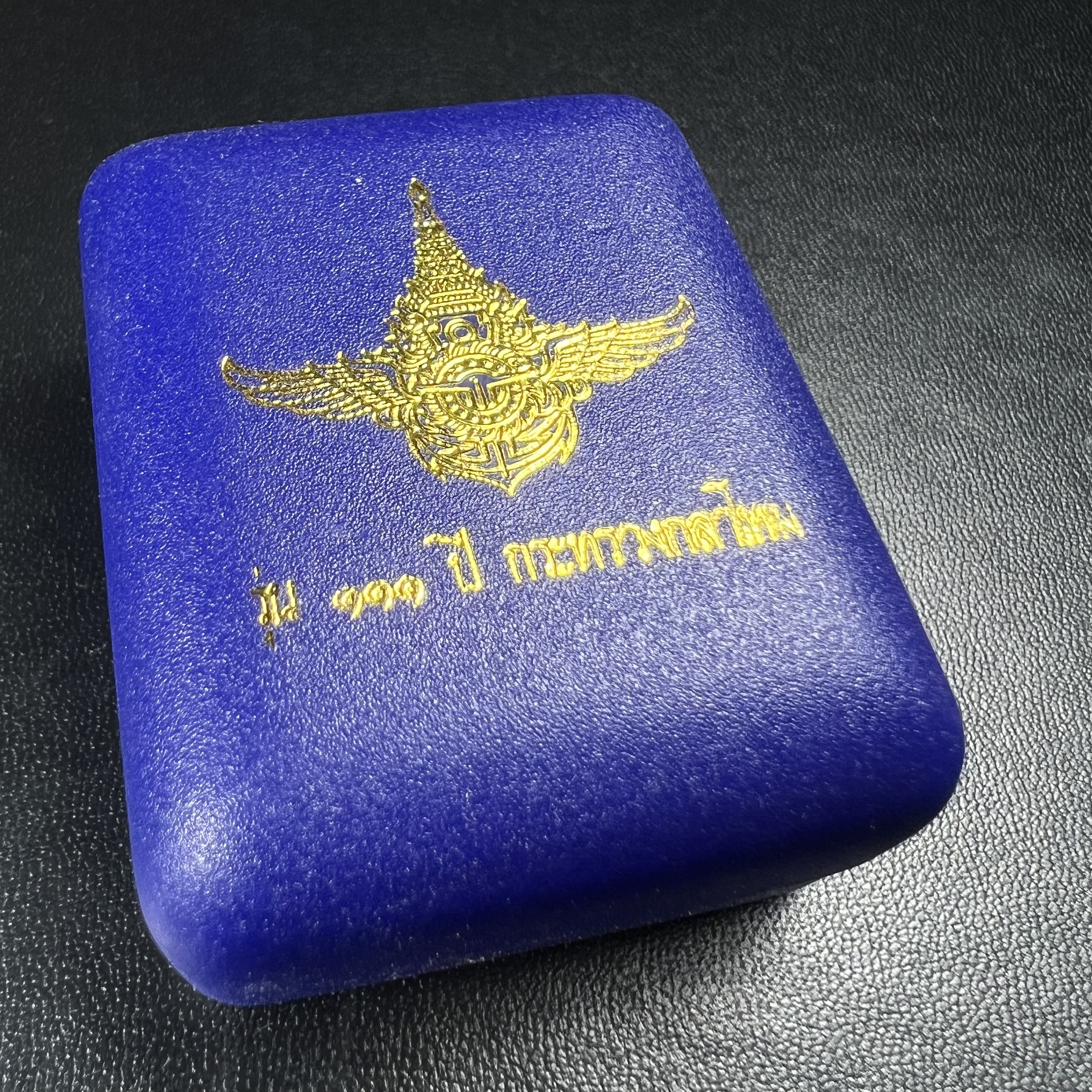 รูปเหมือนหล่อลอยองค์หลวงปู่ทวด รุ่น 111ปี กระทรวงกลาโหม เนื้อนวโลหะรมดำ-ปัดเงา ปี2540 พิธีใหญ่ เข้มขลัง นิยม พร้อมกล่องบรรจุเดิม(คัดสภาพสวยผิวเทพๆผิวรุ้งๆ)ทั้งพิธีทั้งพุทธศิลป์ทรงคุณค่าอีกหนึ่งรุ่นยอดนิยม