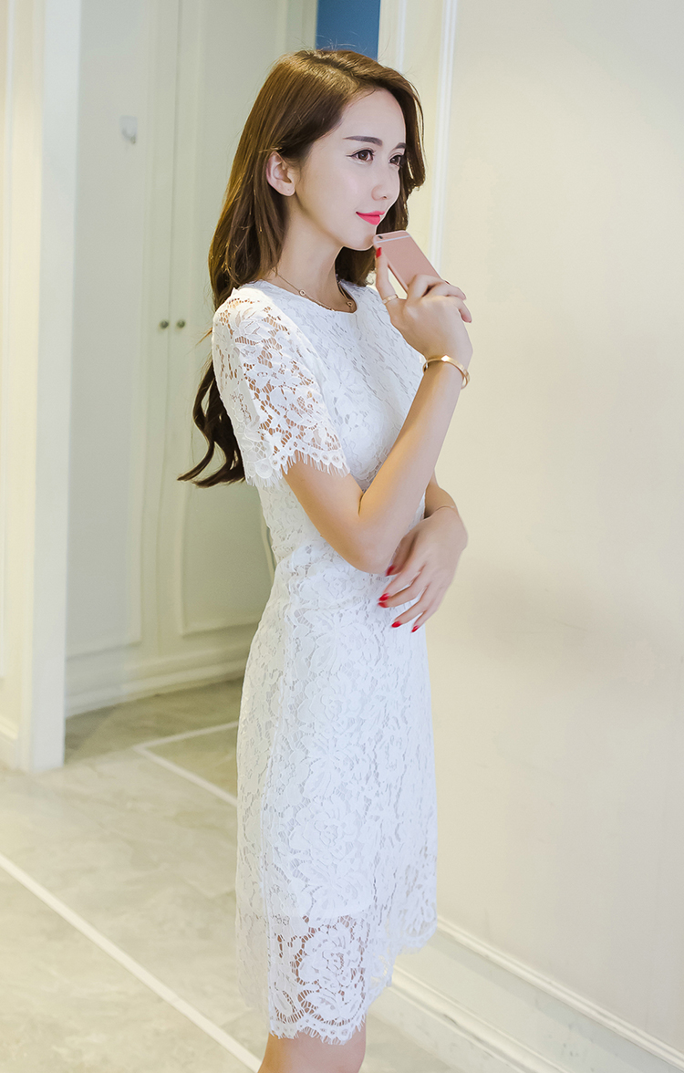 ชุดเดรสสั้นผ้าลูกไม้ สีขาว แขนสั้น เข้ารูป สวยหรู