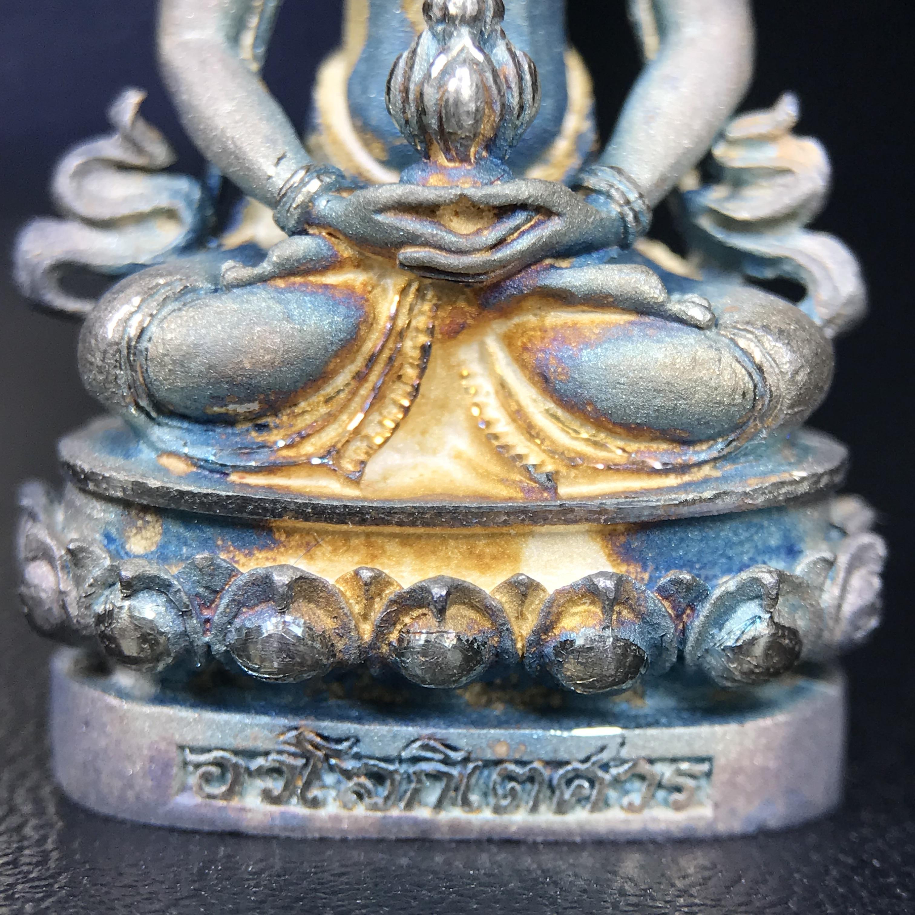 พระกริ่งอวโลกิเตศวร ( เจ้าแม่กวนอิม ) วัดโพธิ์แมนคุณาราม รุ่นอุดมโภคทรัพย์ ปี 2539 เนื้อเงินพ่นทราย(ผิวเดิม ขึ้นสีรุ้งธรรมชาติ แบบนิยม เสน่ห์ของพระเนื้อเงิน)(พร้อมกล่องบรรจุเดิม)(อีกหนึ่งรุ่นยอดนิยม พุทธศิลป์สวยงดงาม)หายาก 1 ใน 5000 องค์*องค์หมายเลข ๒๑๖๒*