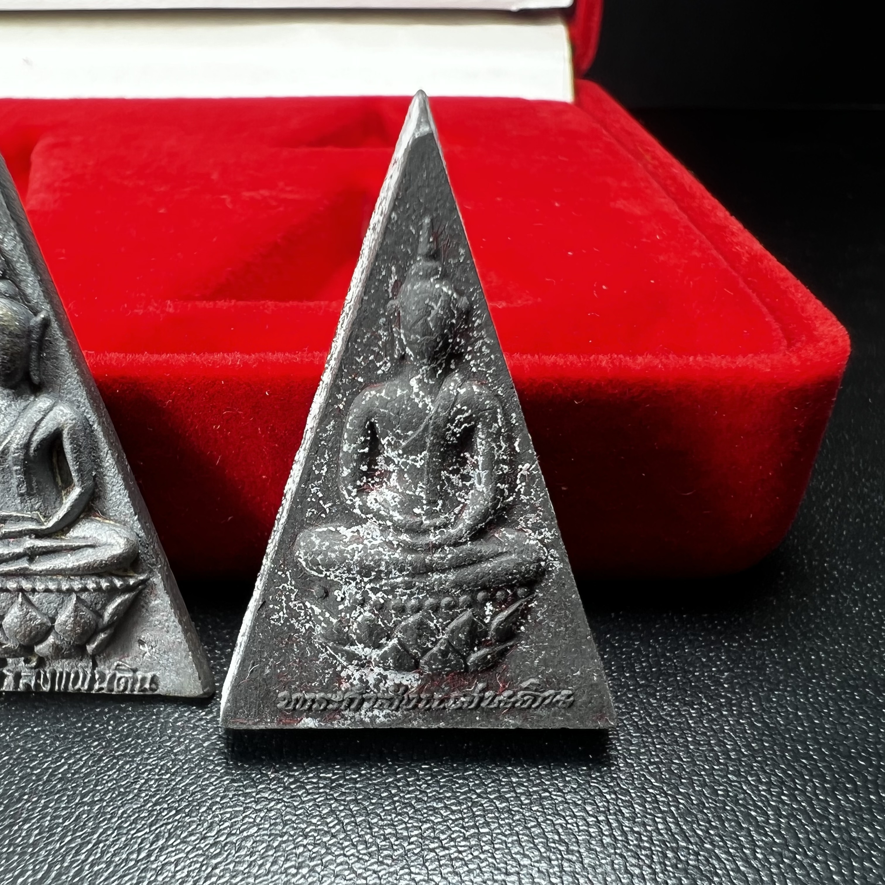 พระกำลังแผ่นดิน (สมเด็จจิตรลดา2) จัดสร้างเฉลิมพระเกียรติ ร.9 ครองราชย์ 50 ปี 2539 ชุดทองคำ(ประกอบด้วยเนื้อทองคำ+เนื้อเงิน+เนื้อนวโลหะ+เนื้อผง2องค์)(สร้างน้อยหายาก)พร้อมกล่องบรรจุเดิมครบสมบูรณ์(1ใน 1500ชุด)