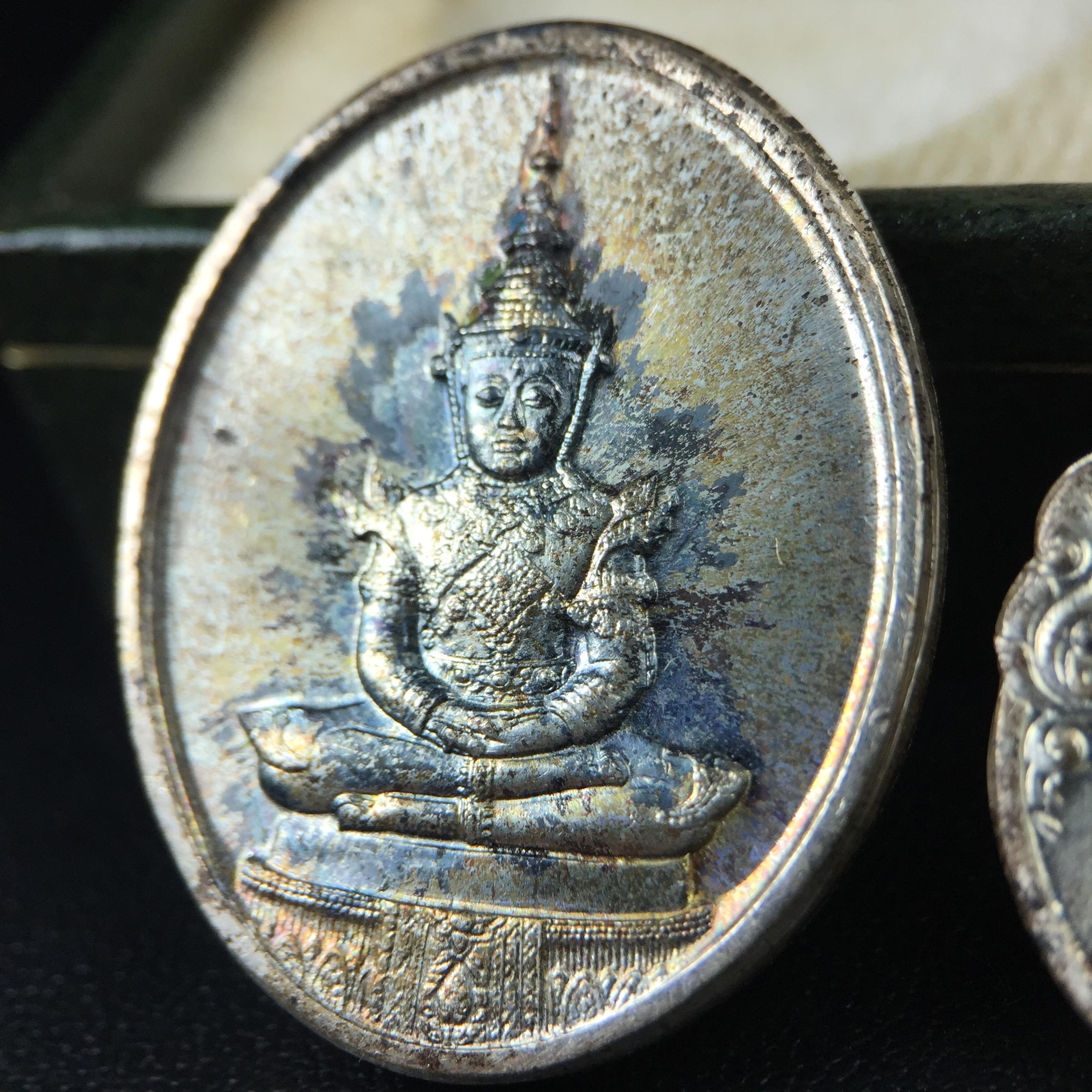 เหรียญพระแก้วมรกตหลัง ภปร. ฉลองกรุงรัตนโกสินทร์ครบ 200 ปี พ.ศ.2525 เนื้อเงิน(ผิวเดิม สวย)กล่องบรรจุเดิมครบ3พิมพ์(บล็อกพระราชศรัธา)(ในหลวงรัชกาลที่9 เสด็จในพิธี)ชอบเก็บแบบผิวเดิมๆชุดนี้เลยแนะนำ ผิวเดิมสวยมาก เสน่ห์พระเนื้อเงิน