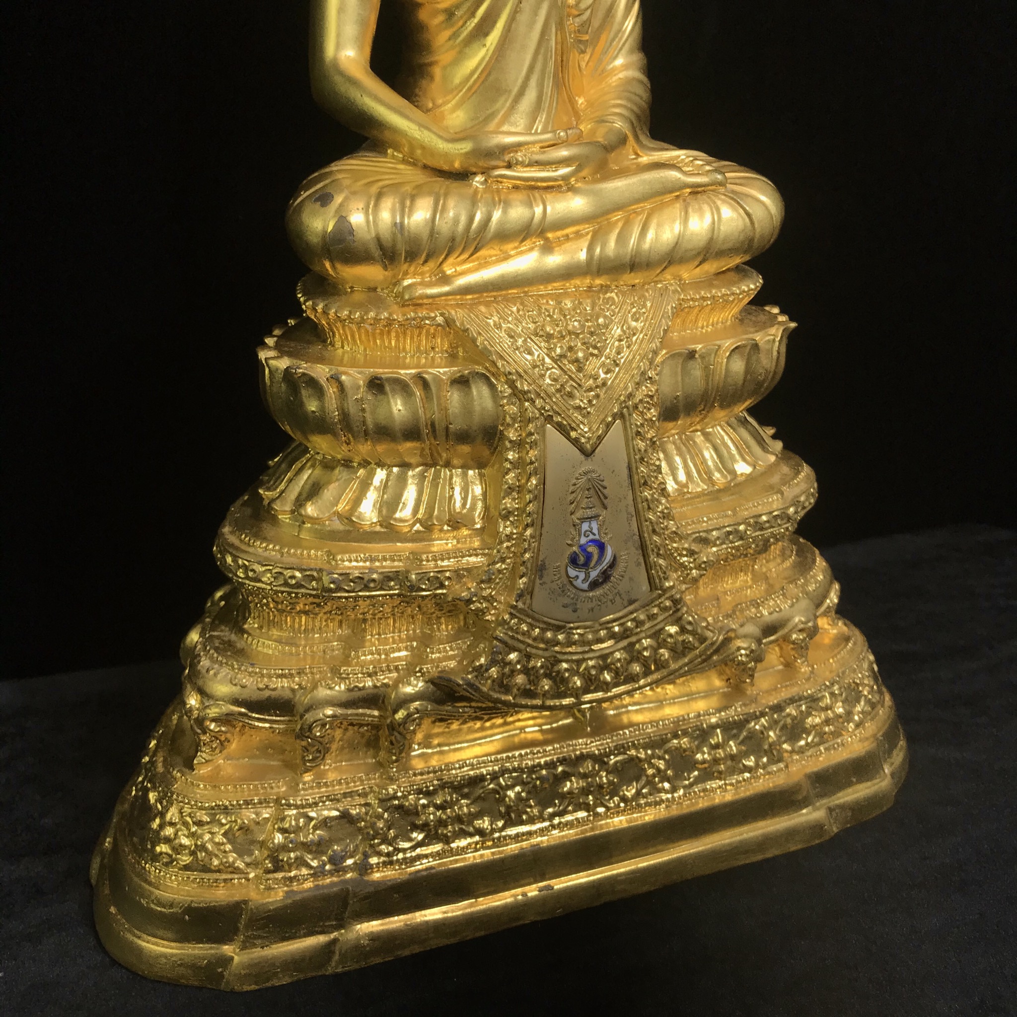 พระพุทธนวมมหาราชายุจฉับปริวัตนมงคล ภปร. พระบาทสมเด็จพระเจ้าอยู่ห้วรัชกาลที่9 เนื่องในวโรกาสเฉลิมพระชนมพรรษา 6 รอบ ( 72 พรรษา )ปี 2542 โดยสำนักนายกรัฐมนตรี หน้าตัก 5นิ้ว(พิธีใหญ่ พุทธศิลป์สวย งดงาม)