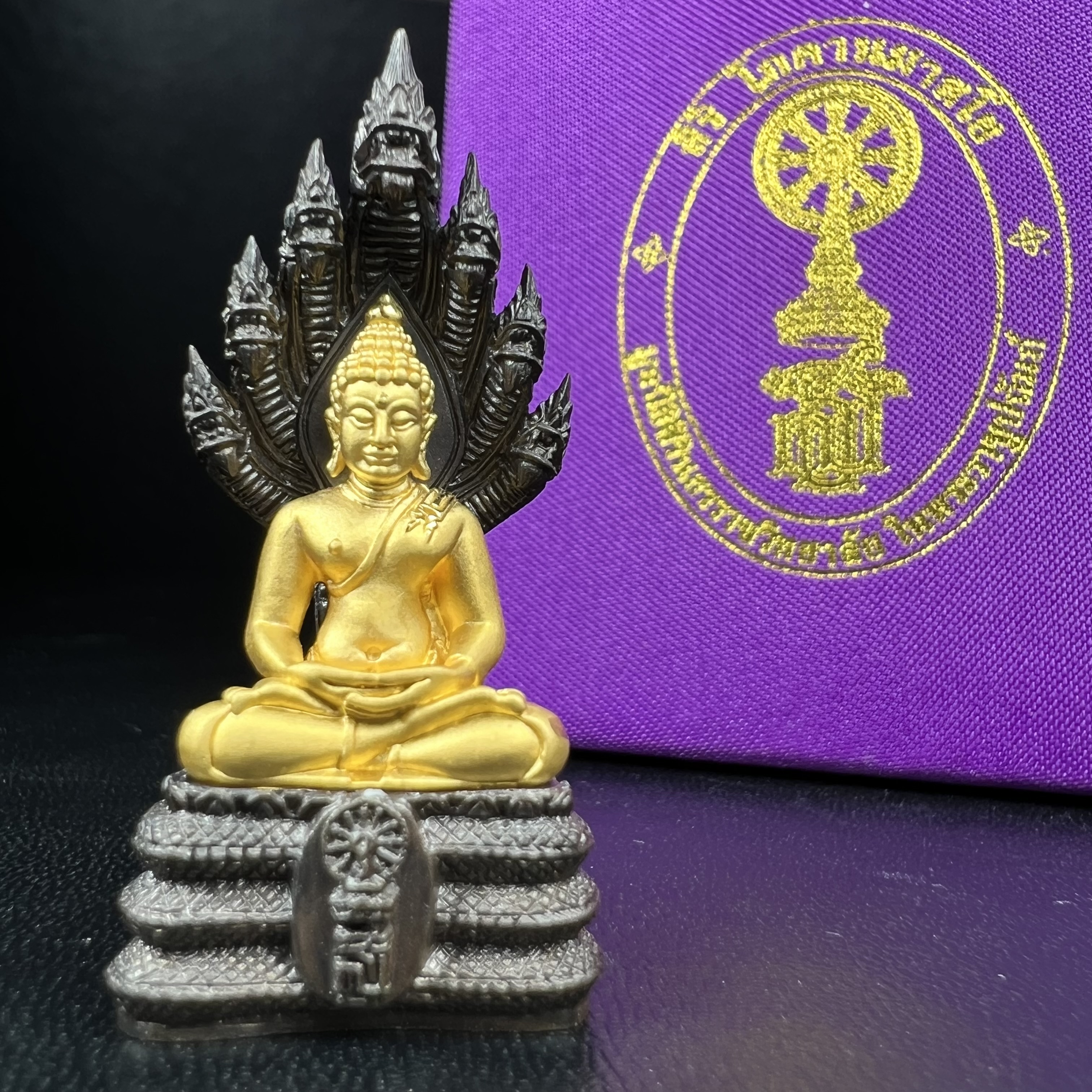พระนาคปรก สธ. รุ่นสร้างพระอุโบสถเฉลิมพระเกียรติ 4 รอบ 84 พรรษา สมเด็จพระเทพรัตนราชสุดาฯ วัดบวรนิเวศวิหาร ปี 2543 พิมพ์ใหญ่ องค์พระทองคำ ฐานนาคปรกเนื้อนวโลหะ(สภาพ สวย )พิธีใหญ่ พุทธศิลป์งดงาม หายาก(องค์หมายเลขสวย ๑๐๘ ผลรวมได้ 9) (1 ใน 1999 องค์)