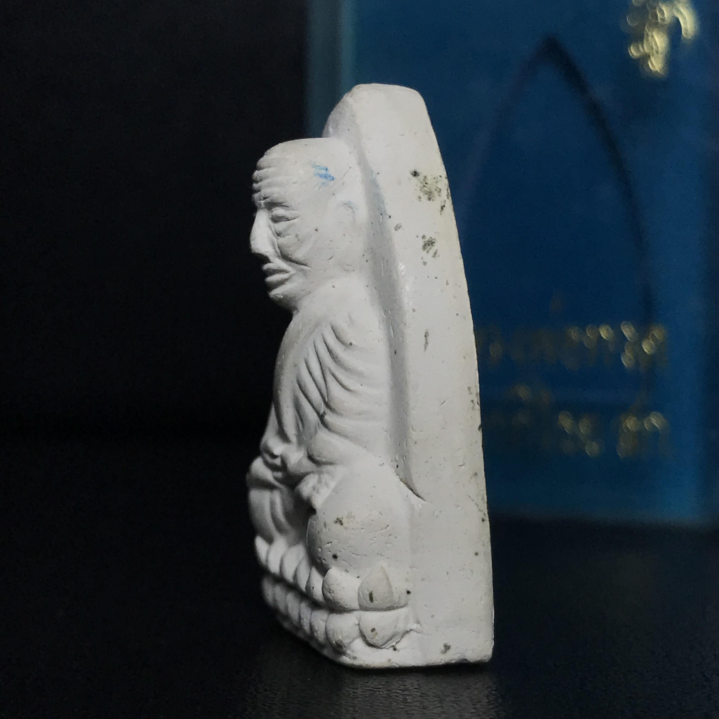 หลวงพ่อทวด รุ่น สก. วัดห้วยมงคล พิมพ์เตารีดกรรมการสามโค๊ต(ตอกเลข) เนื้อขาวผสมผงเก่าบางขุนพรหม รุ่น2(1ใน9999องค์)