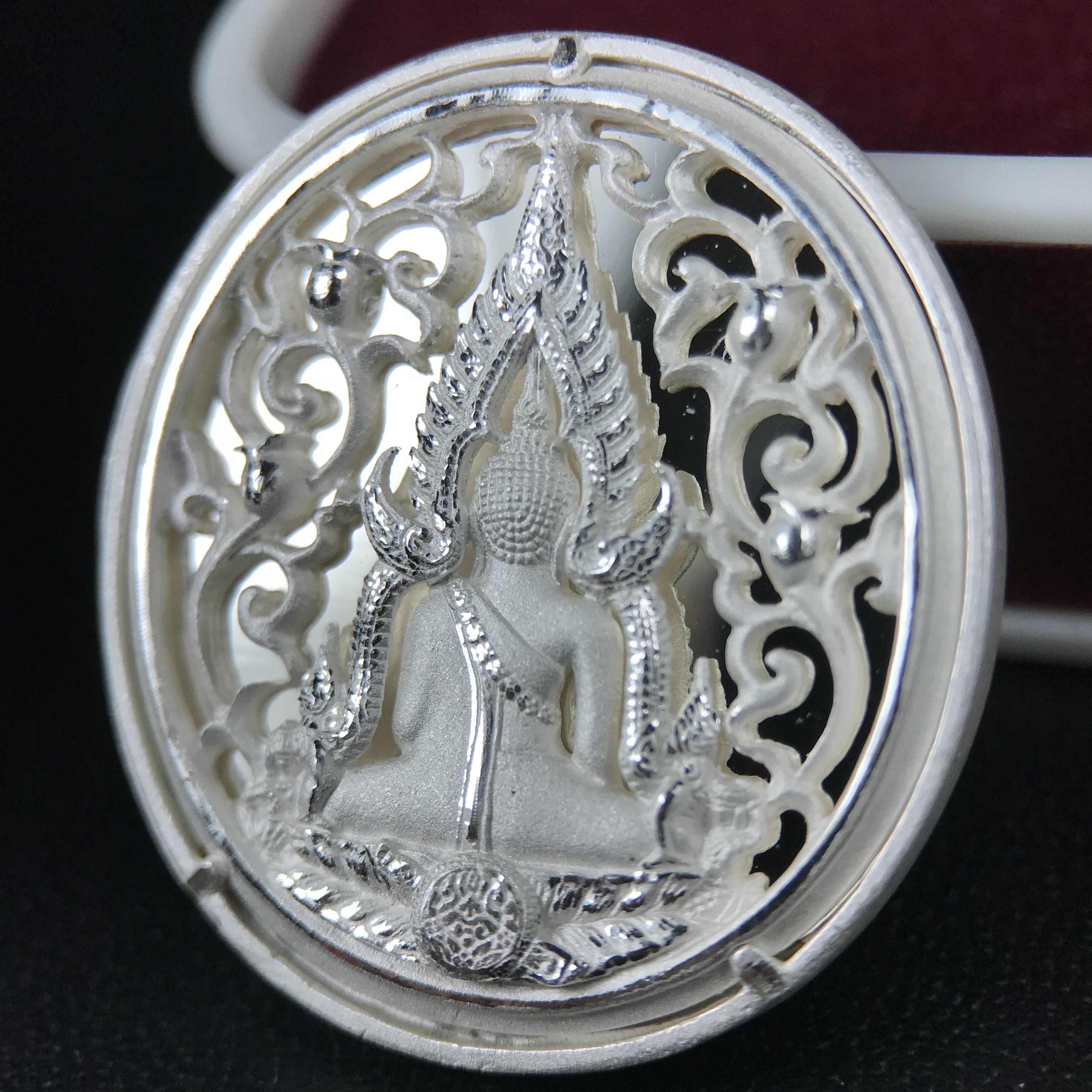 พระพุทธชินราช รุ่น ประวัติศาสตร์ มูลนิธิเพื่อตำรวจไทยจัดสร้าง ปี 2562 เนื้อเงินขัดเงา พิมพ์เหรียญรูปไข่ฉลุลายไทย พิมพ์ใหญ่ พระพุทธชินราช แบบจิวเวอร์รี่ (ขนาดสูง 2.9 ซม.) (สภาพ สวย ซีนซองเดิม กล่องบรรจุเดิมครบสมบูรณ์)