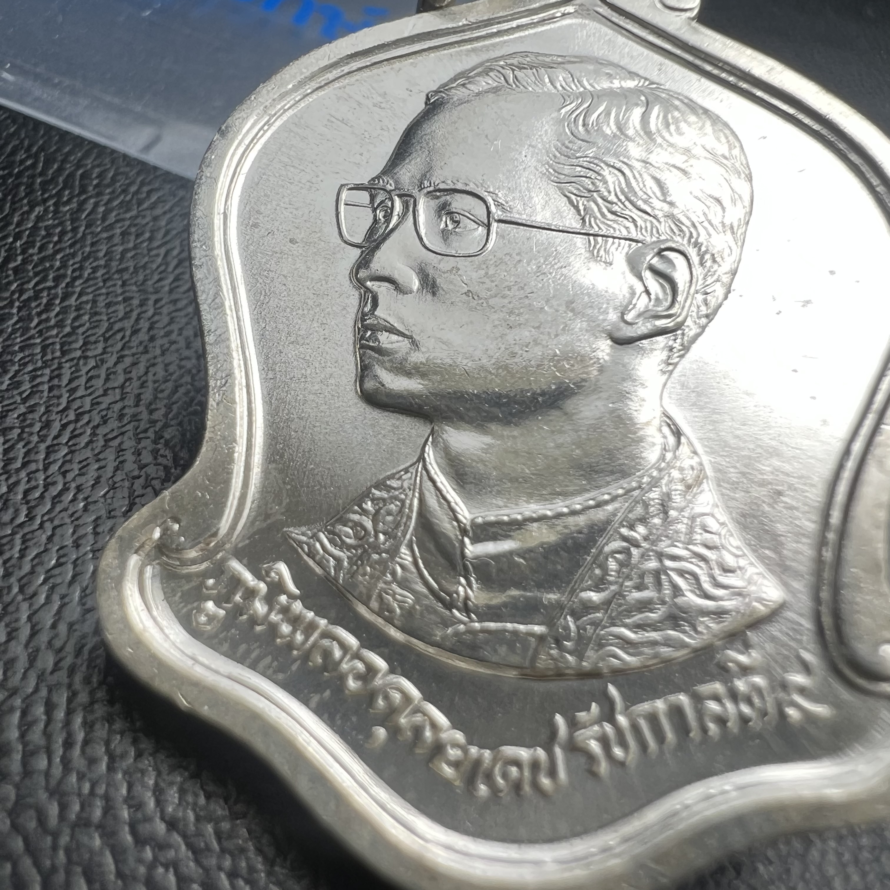 เหรียญเสมาที่ระลึกเนื่องในวโรกาสมหามงคลเฉลิมพระชนมพรรษาในหลวงรัชกาลที่9 ครบ 5 รอบ 60 พรรษา ปี 2530 จัดสร้างโดยกรมธนารักษ์ กระทรวงการคลัง เนื้อเงิน(คัดสภาพสวยซีนซองเดิม)(ทรงเสมาระฆังคว่ำ)เนื้อเงินสร้างน้อย 1 ใน 8602 เหรียญ