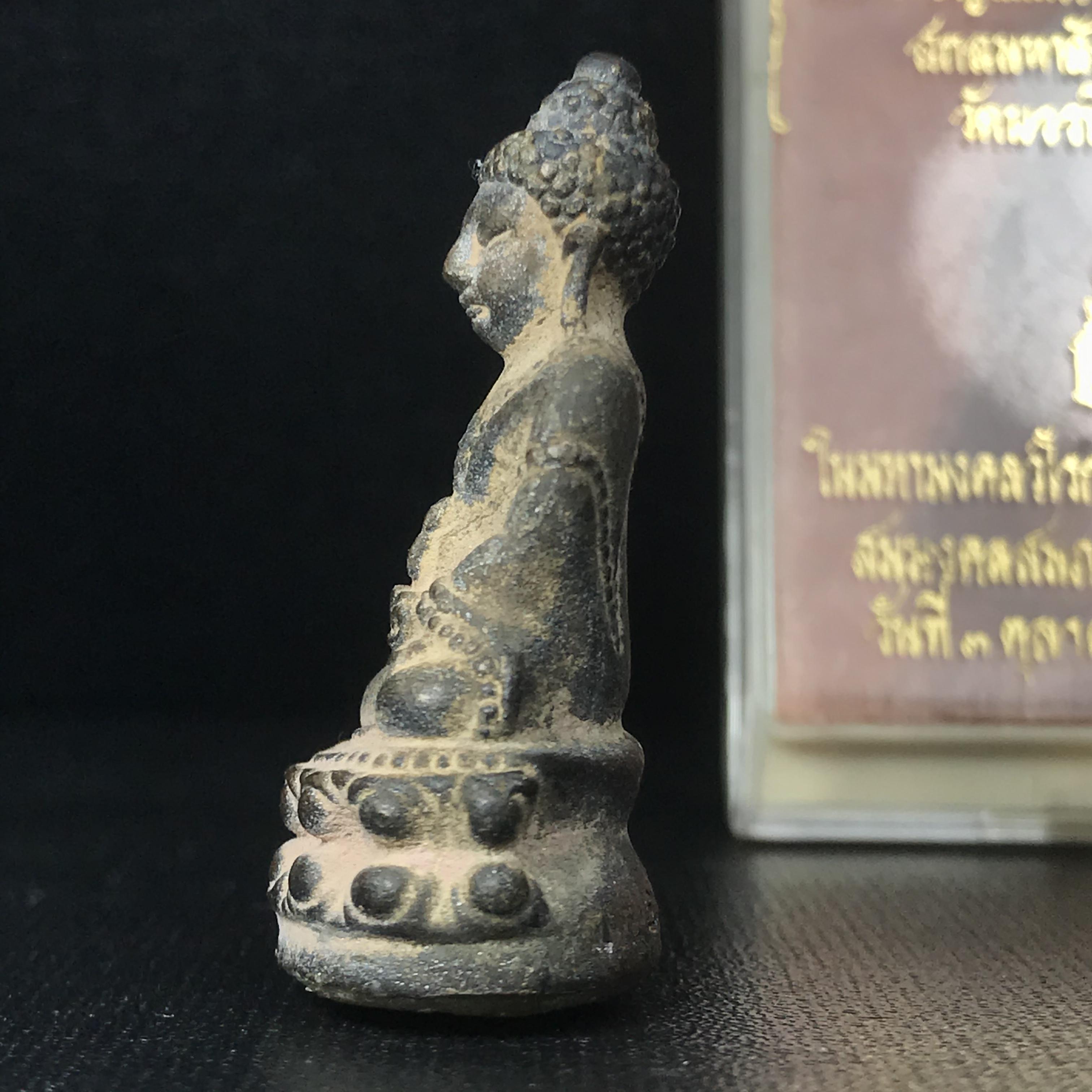 พระกริ่งชินบัญชรฉลองพระชันษา 100 ปี สมเด็จพระญาณสังวร วัดบวรนิเวศวิหาร ปี 2556 เนื้อนวโลหะผสมทองคำก้นอุดผงพรายกุมาร หลวงปู่ทิม พิธีใหญ่ มวลสารเด่น นิยม(1 ใน 599 องค์)หายาก
